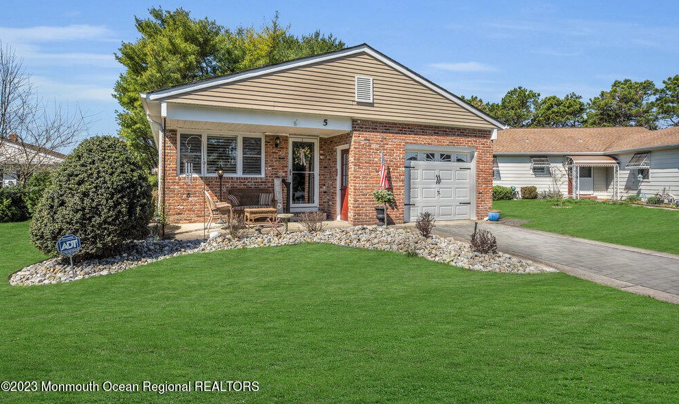 5 San Carlos Ct, Toms River, NJ 08757