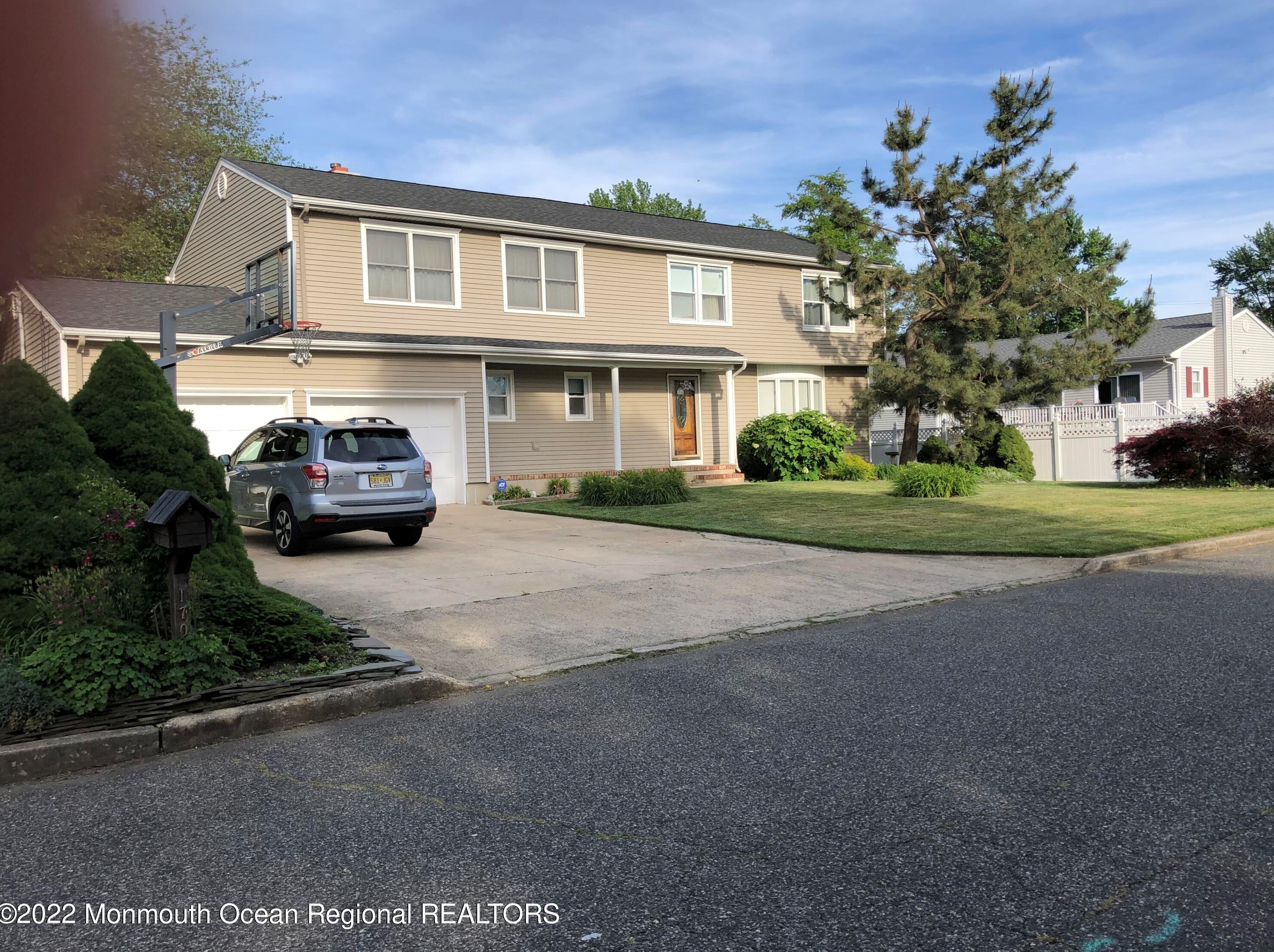 1703 Melville St, Oakhurst NJ 07755-2915 exterior