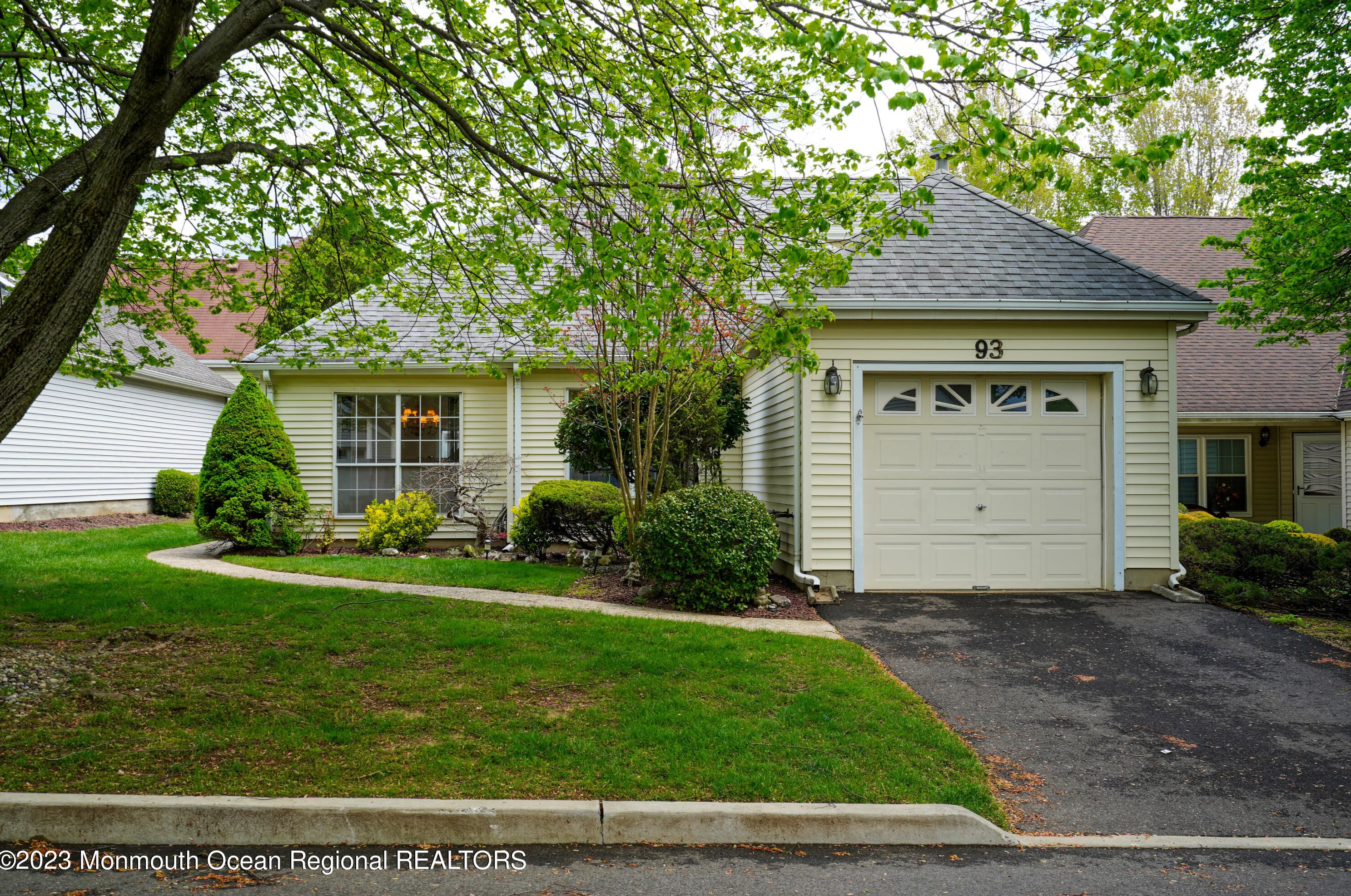 93 Pecan Ln, East Freehold, NJ 07728