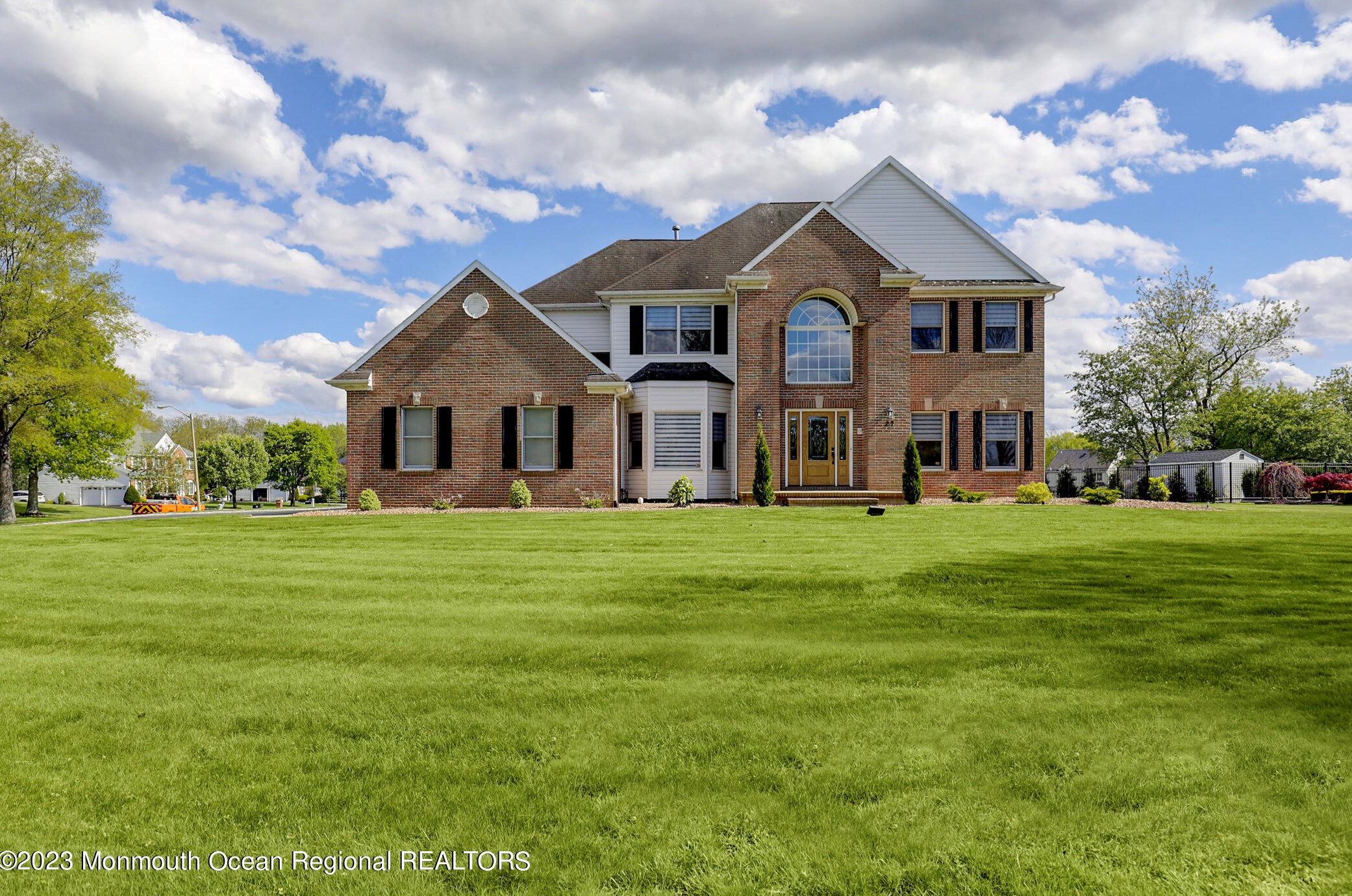 27 Outlook Ln, East Freehold, NJ 07728