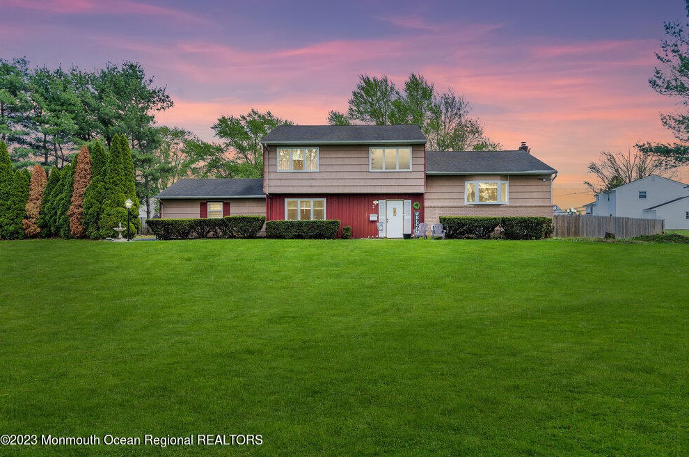 2 Coachman Dr, East Freehold, NJ 07728