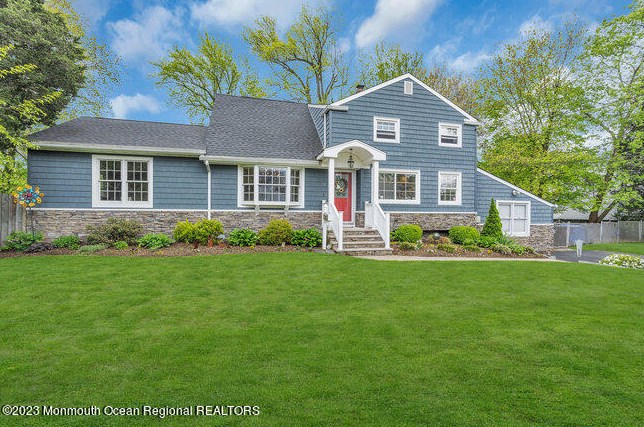 39 Maplewood Dr, Middletown, NJ 07748