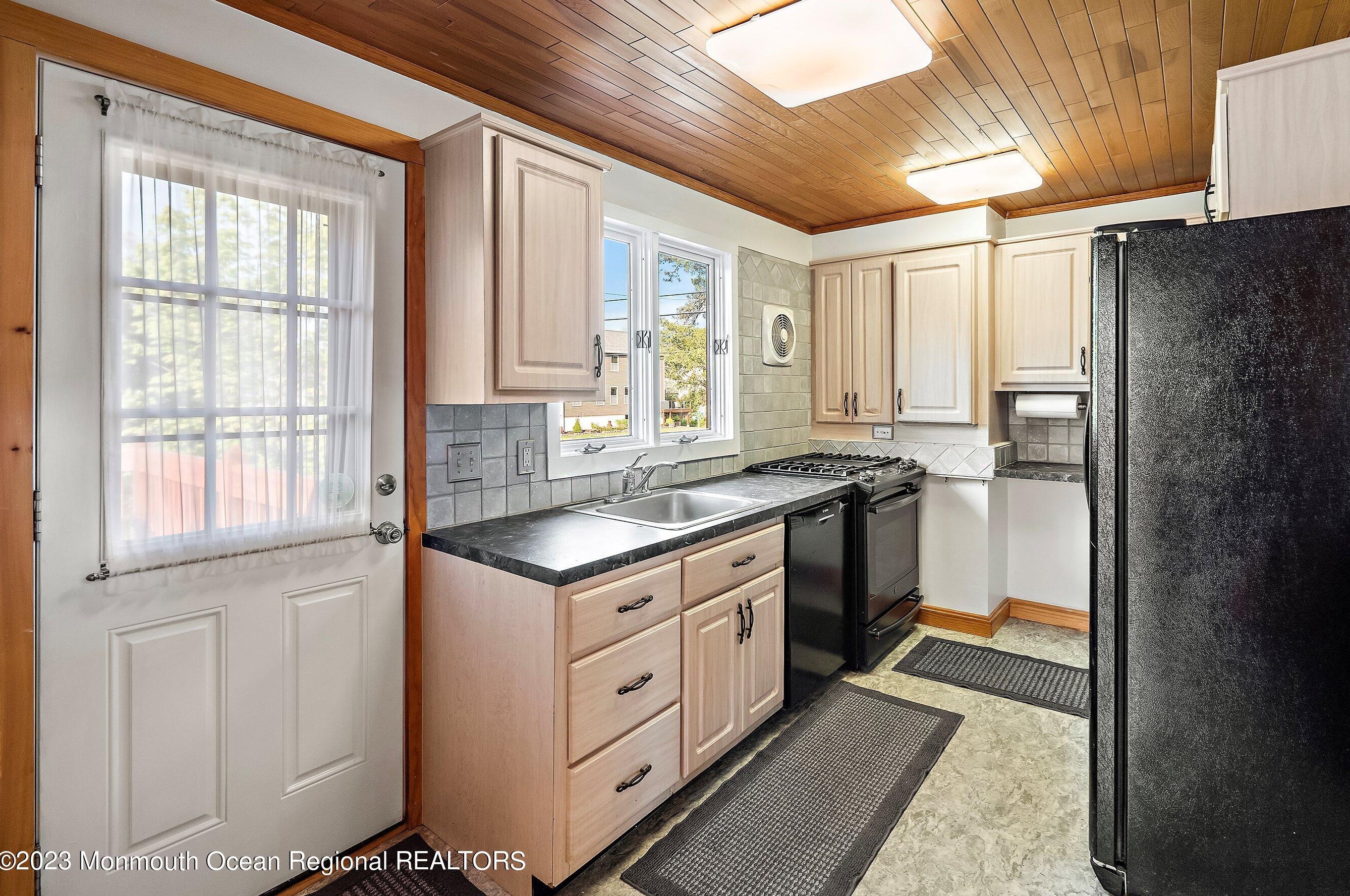 1212 Riviera Ave, Toms River NJ  08753-6948 exterior