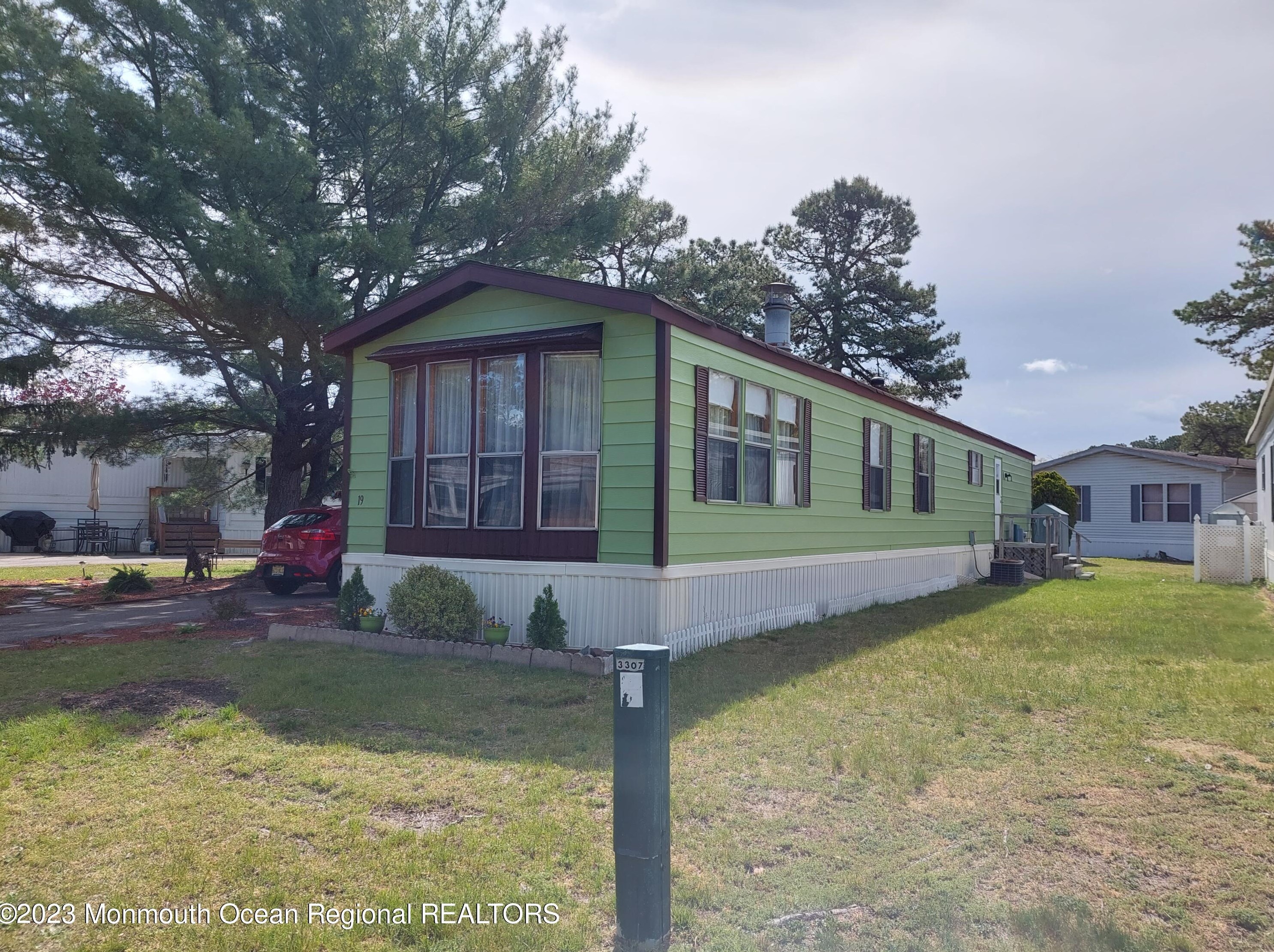 19 Eagle Dr, Lakehurst, NJ 08759