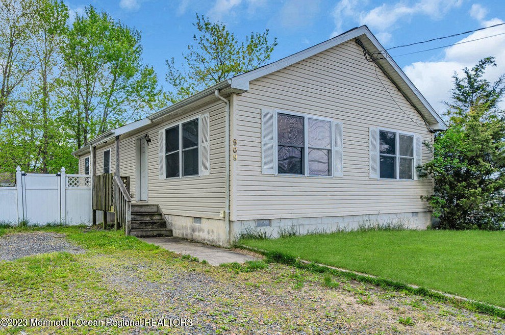 909 Radio Rd, Tuckerton, NJ 08087