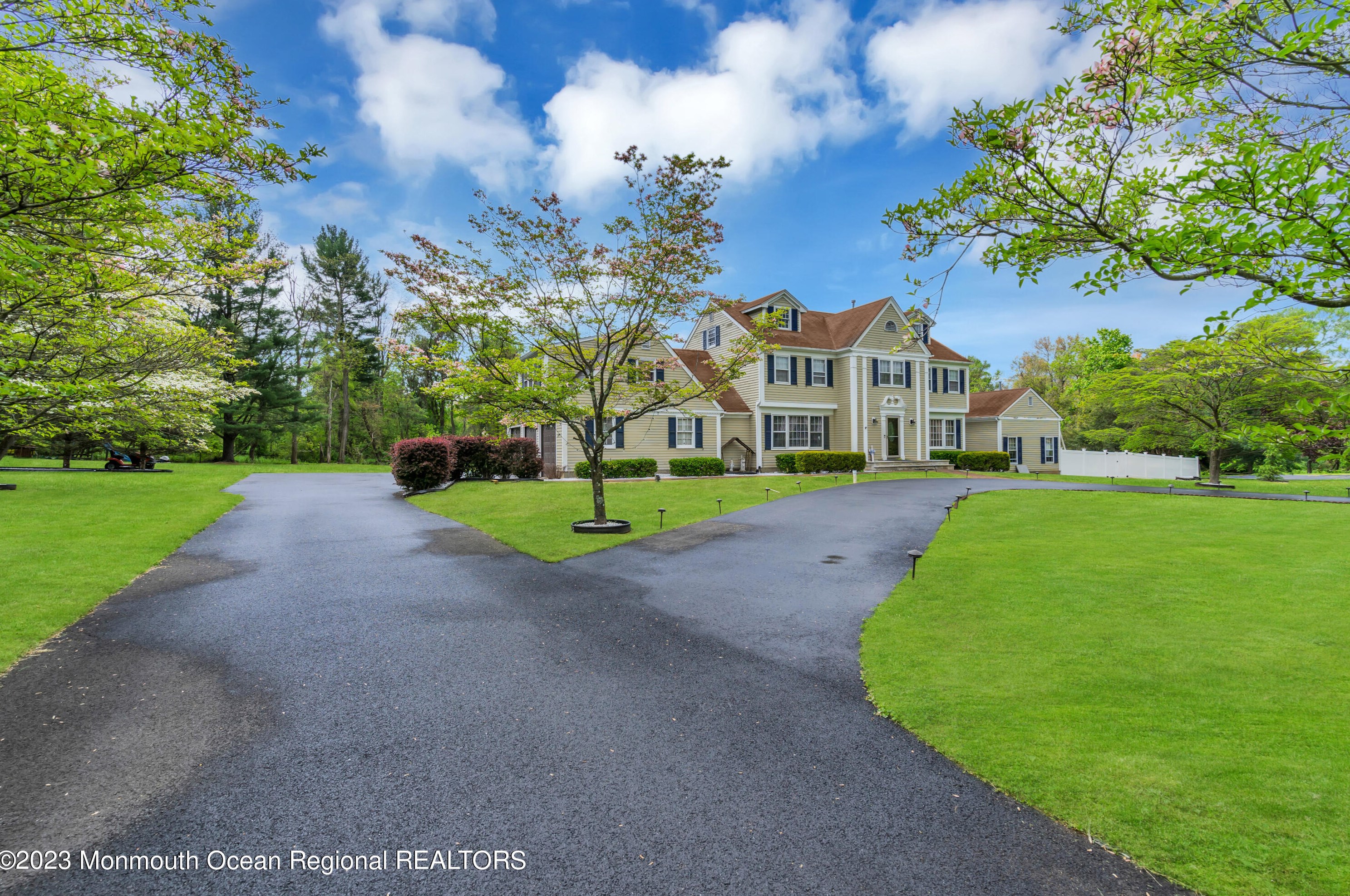 63 Carriage Hill Dr, Vanderburg, NJ 07722