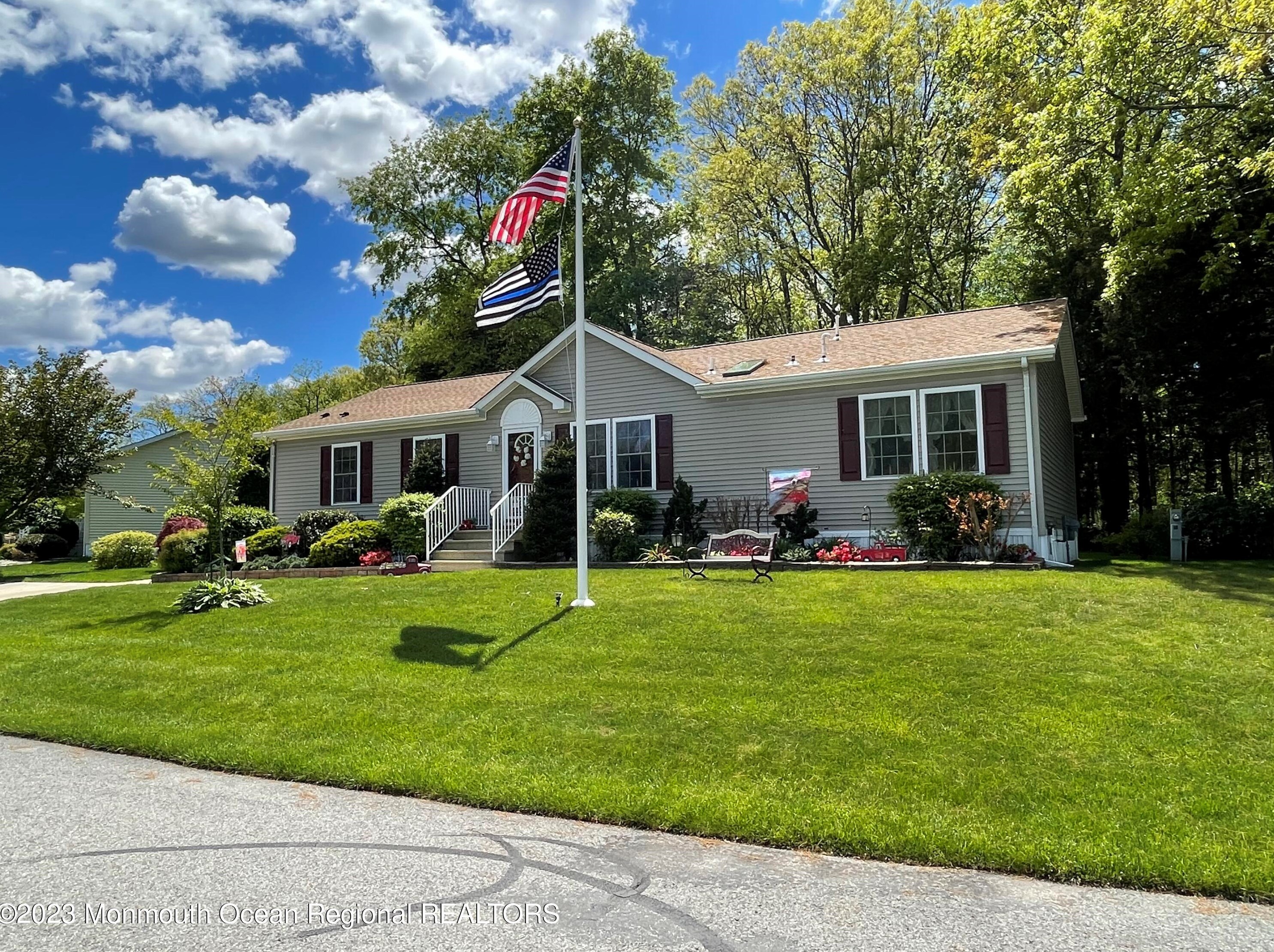 7 Mulberry Dr, Upper Freehold Township, NJ 08514