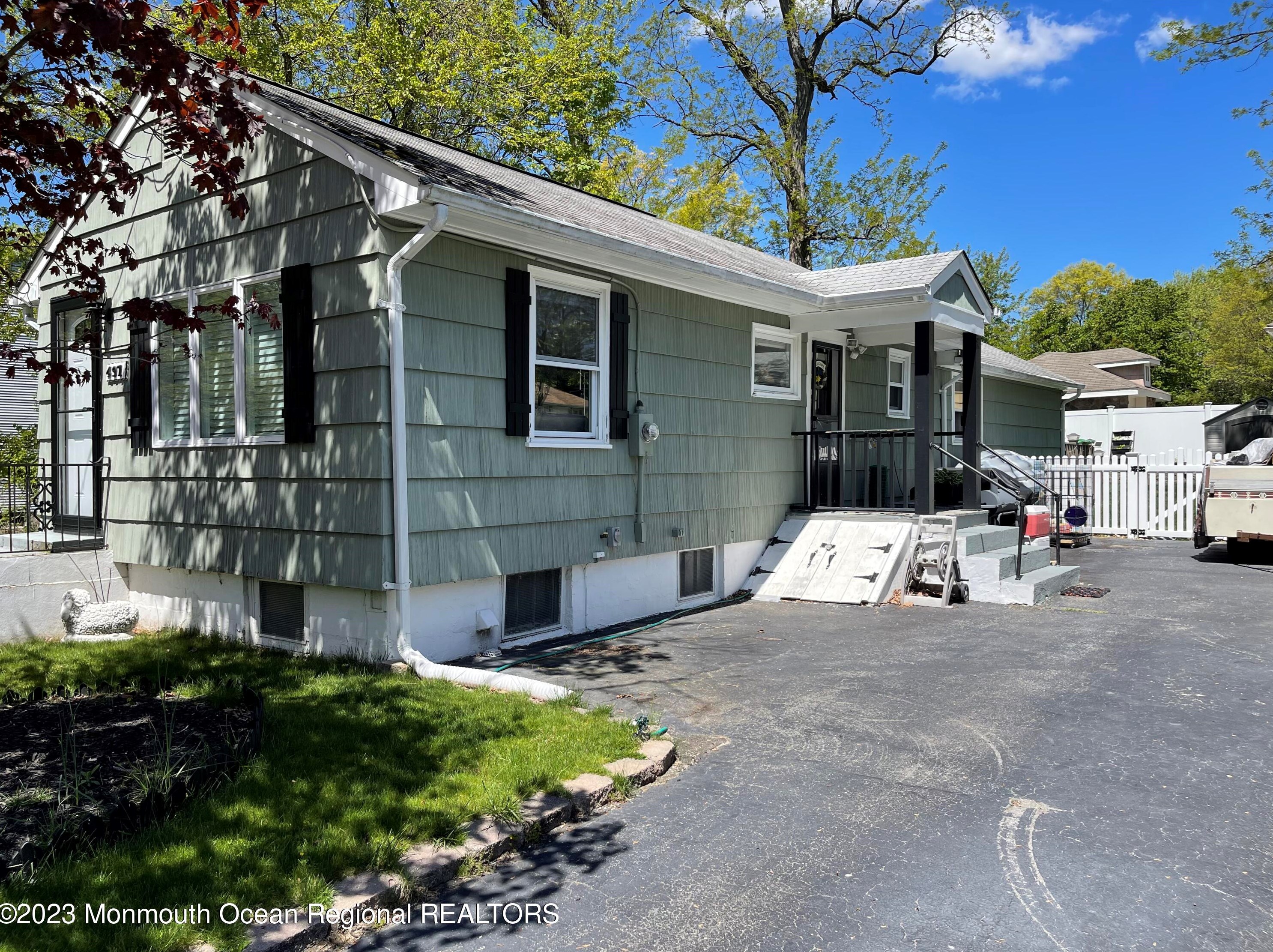 497 Elizabeth St, Oakhurst, NJ 07755-1317