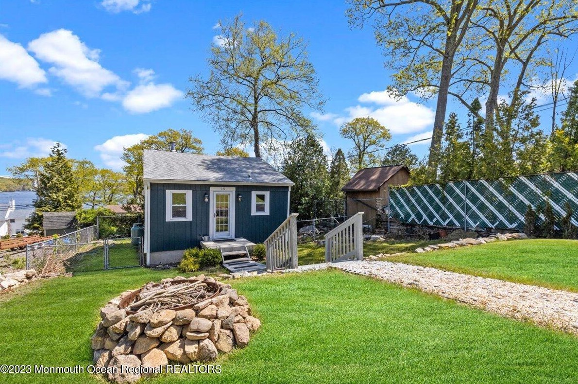 15 Sutton Rd, Hopatcong, NJ 07843