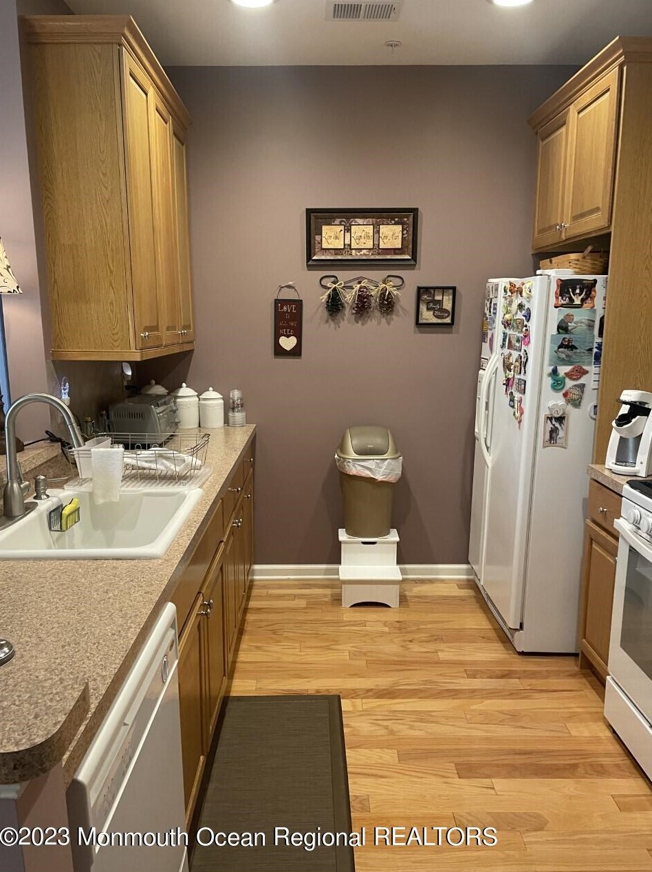 422 Sophee Ln, Lakewood, NJ 08701