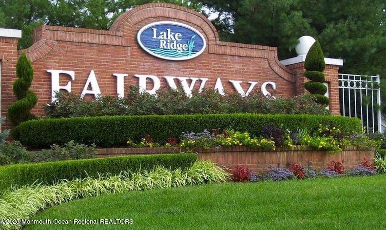81 Eagle Ridge Cir, Lakewood, NJ 08701