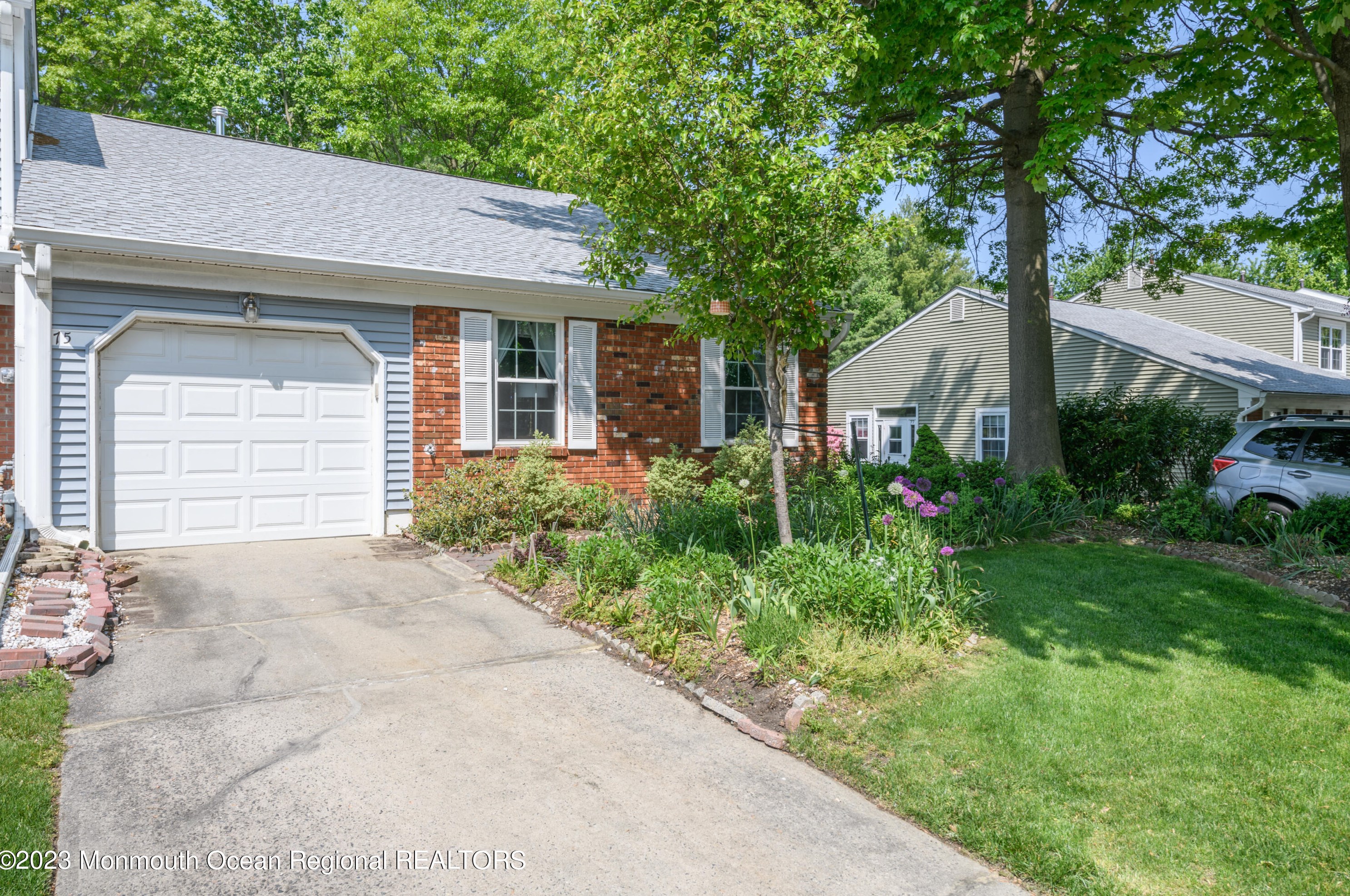 75 Oak Ln, Tinton Falls, NJ 07724