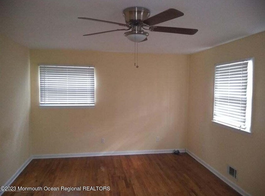 16 Oak Leaf Ln, Toms River, NJ 08755