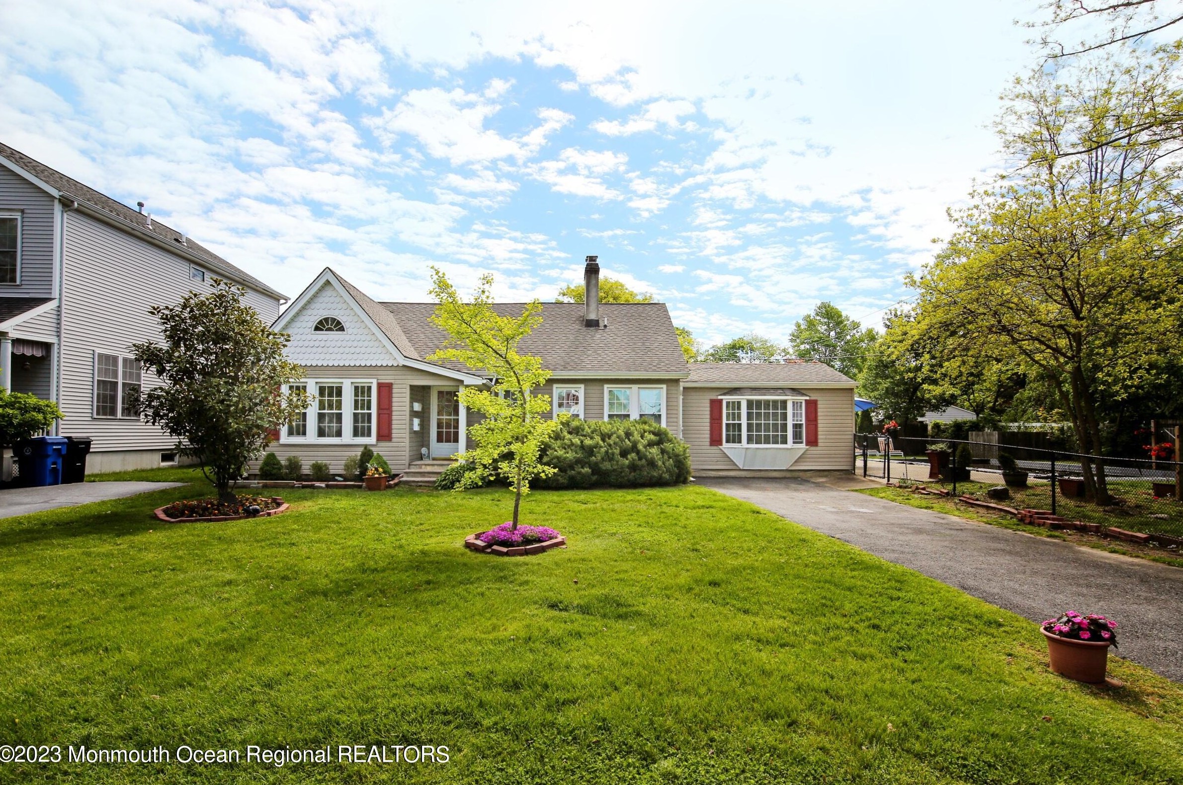 195 9th St, Belford, NJ 07718