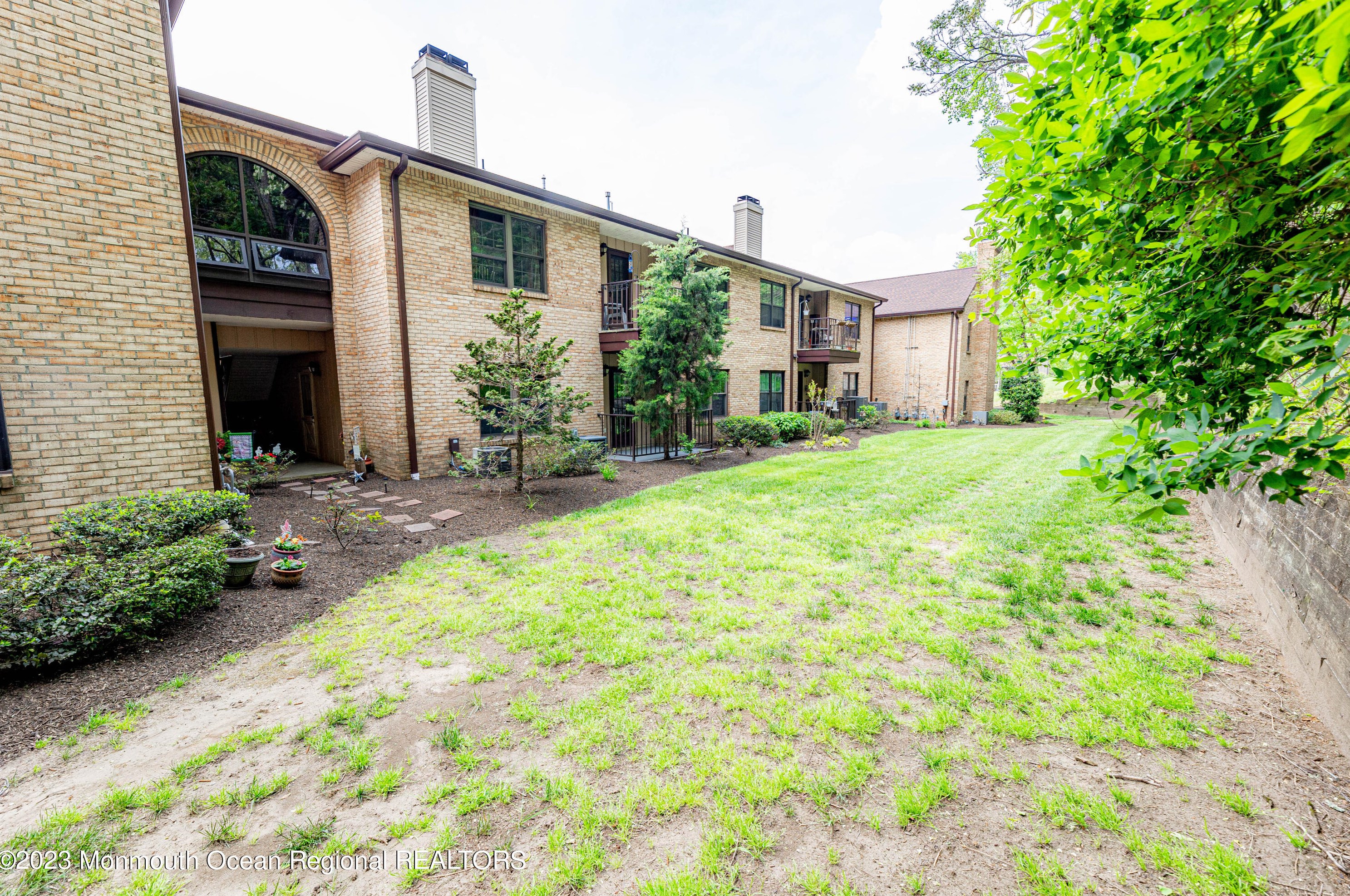 606 Wellington Pl, Matawan NJ 07747-1922 exterior