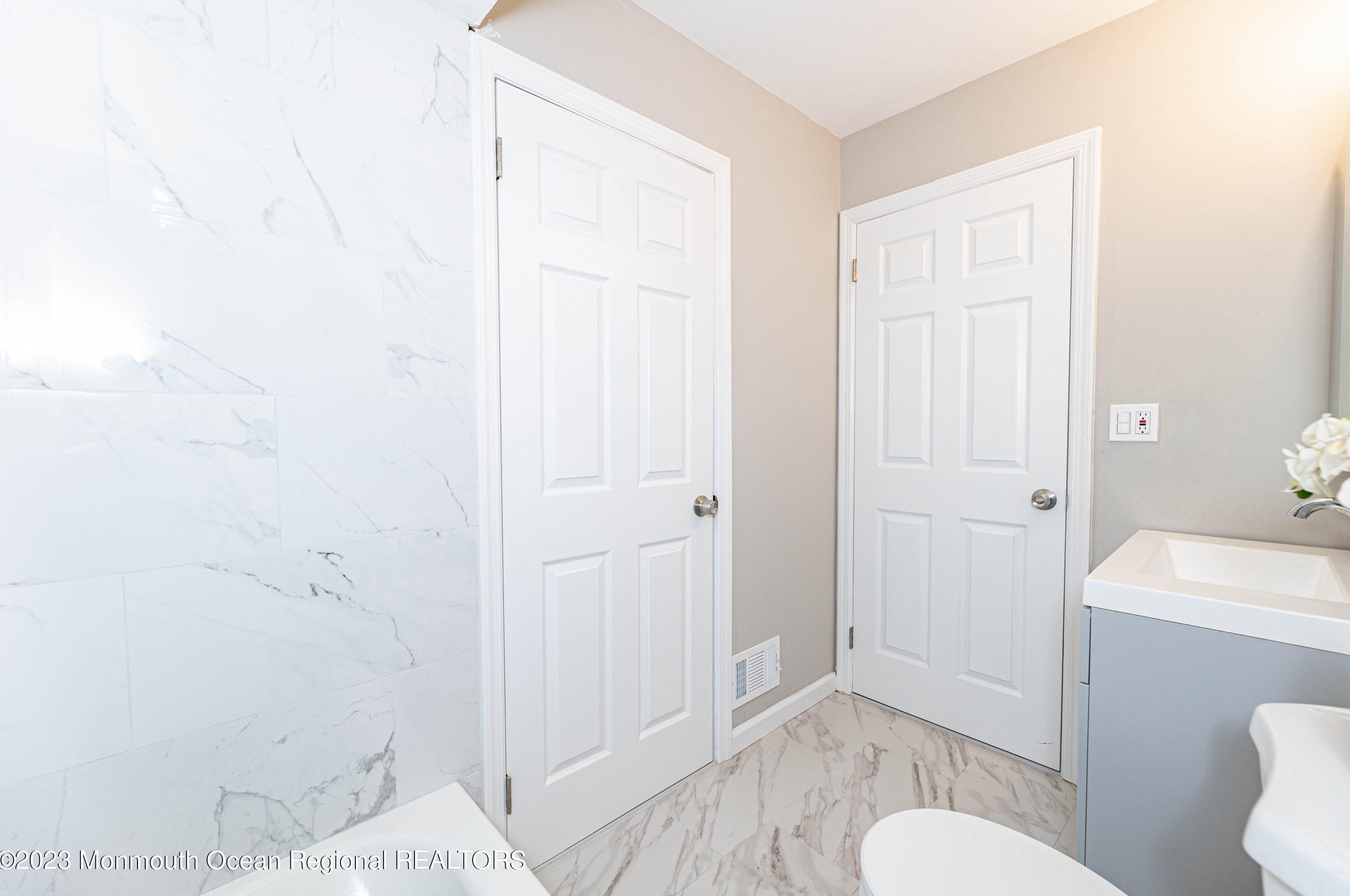 606 Wellington Pl, Matawan NJ 07747-1922 exterior