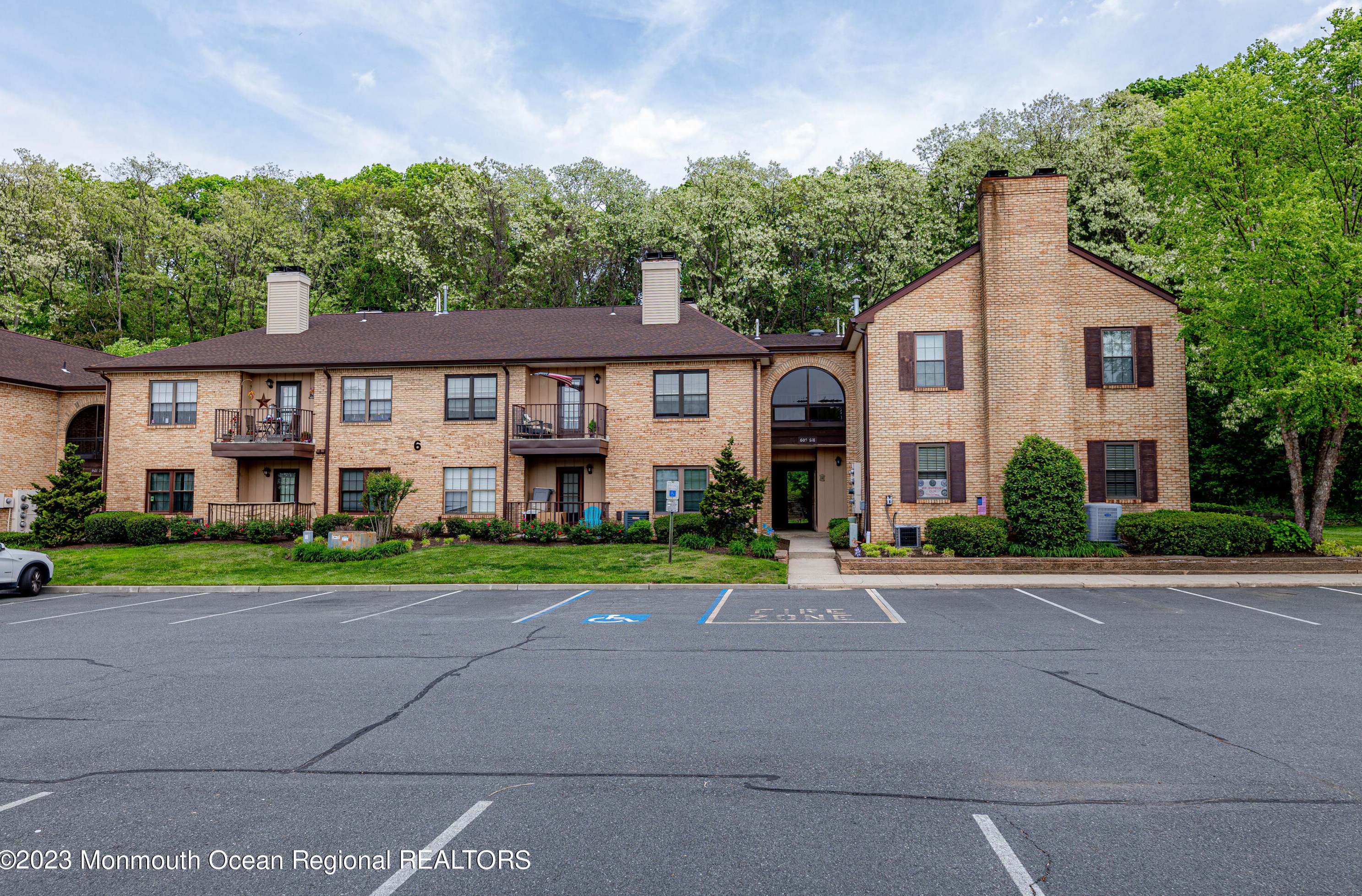606 Wellington Pl, Matawan, NJ 07747