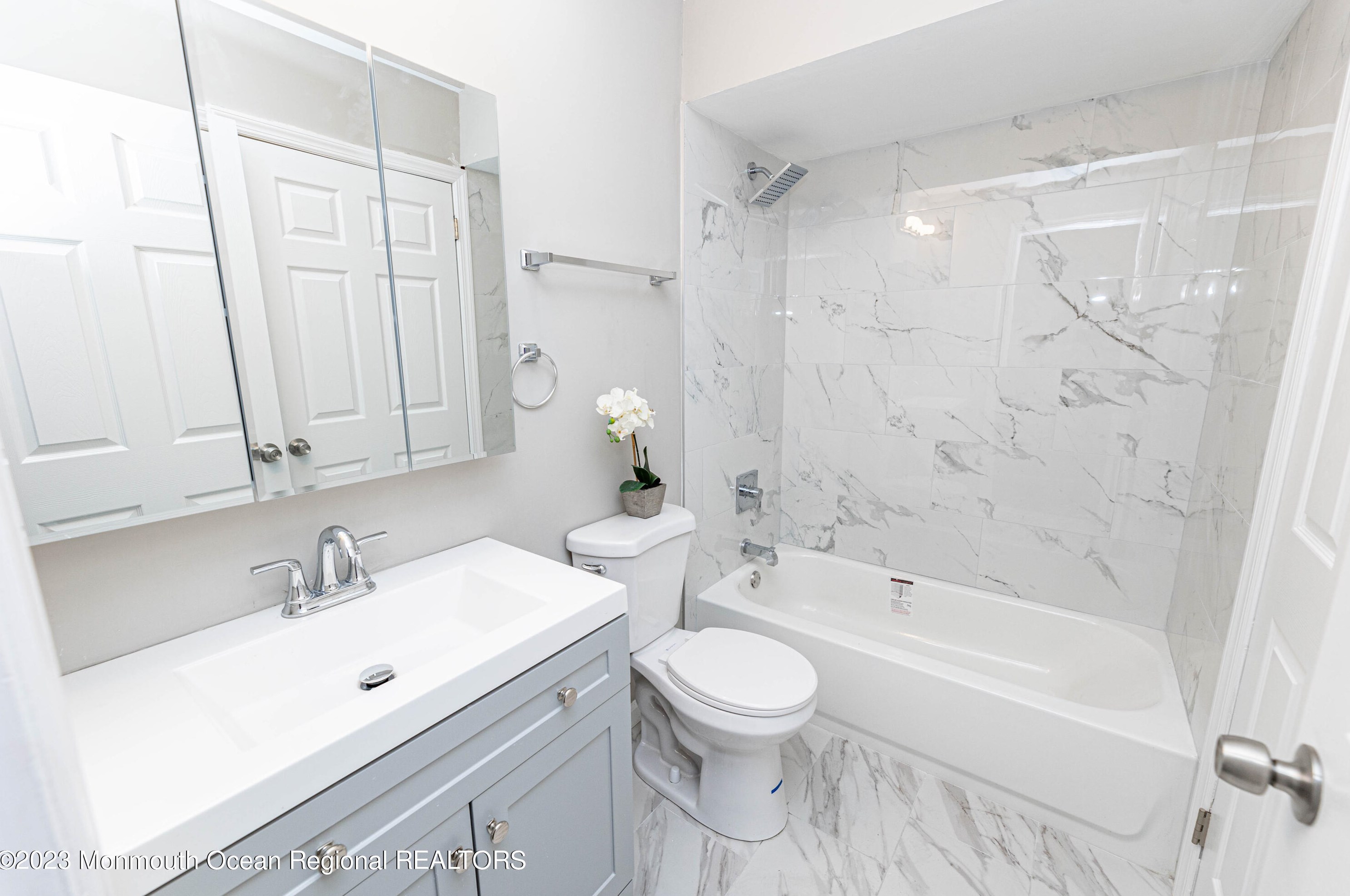 606 Wellington Pl, Matawan NJ 07747-1922 exterior