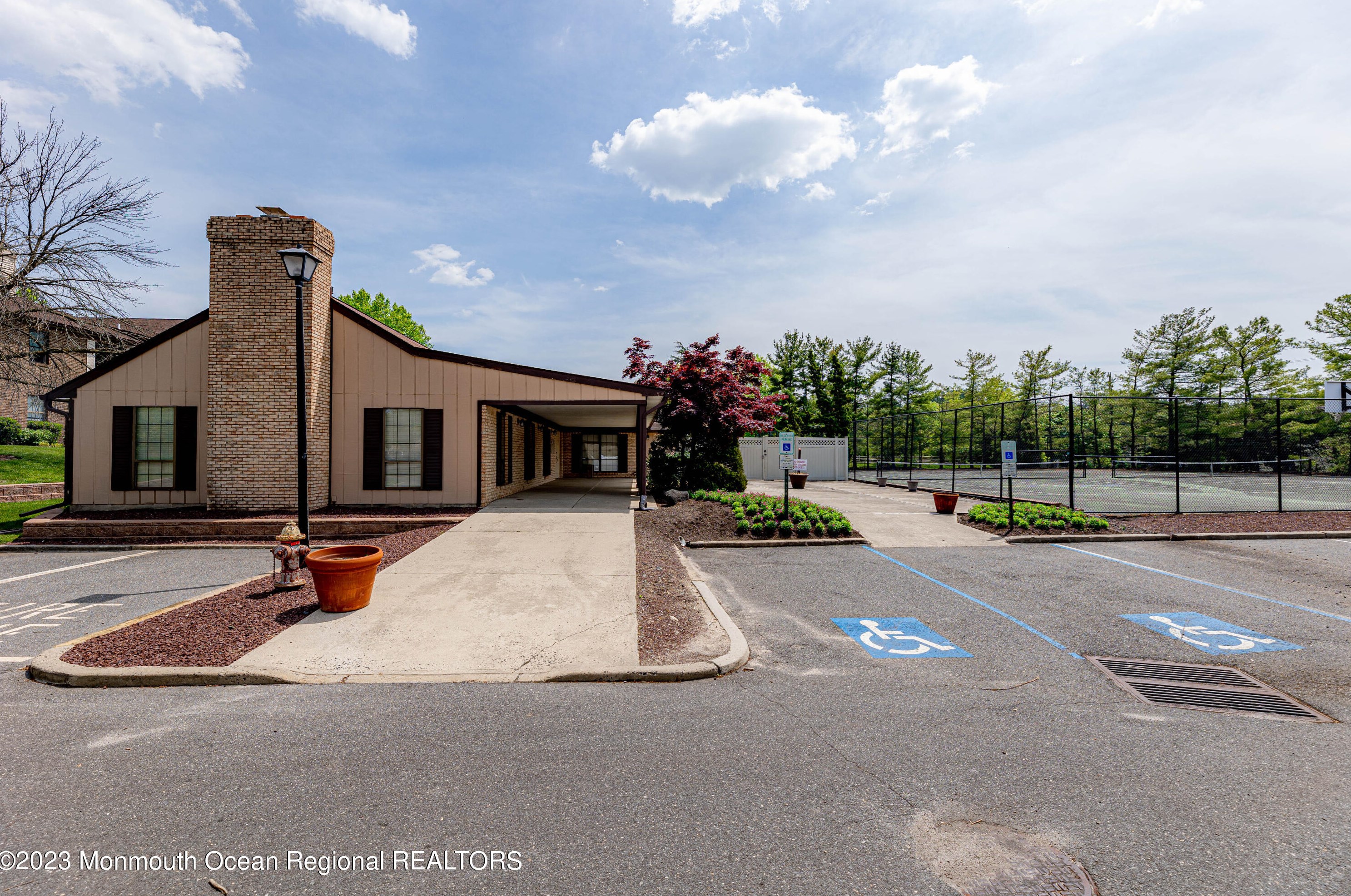 606 Wellington Pl, Matawan NJ 07747-1922 exterior