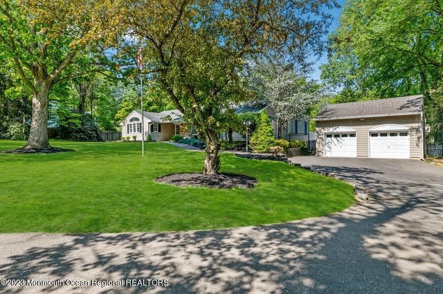 17 Holly Ct, Middletown, NJ 07748