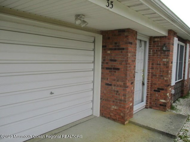 35 Meadowbrook Rd, Bricktown, NJ 08723