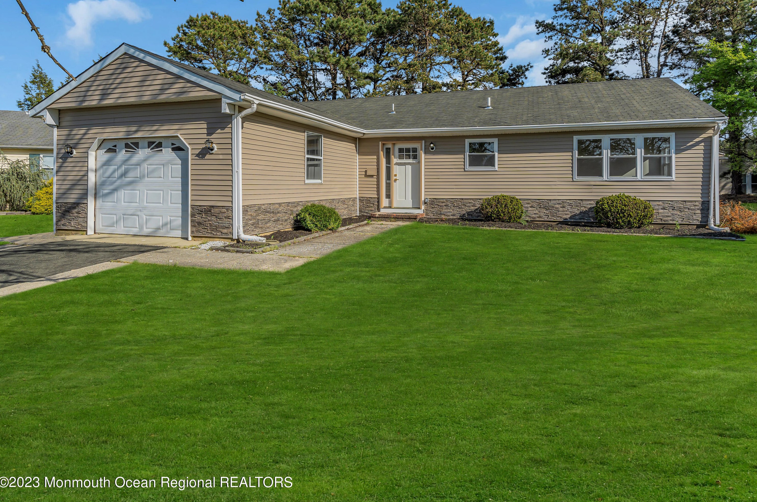 16 Wakan Ct, Toms River NJ  08757-6245 exterior