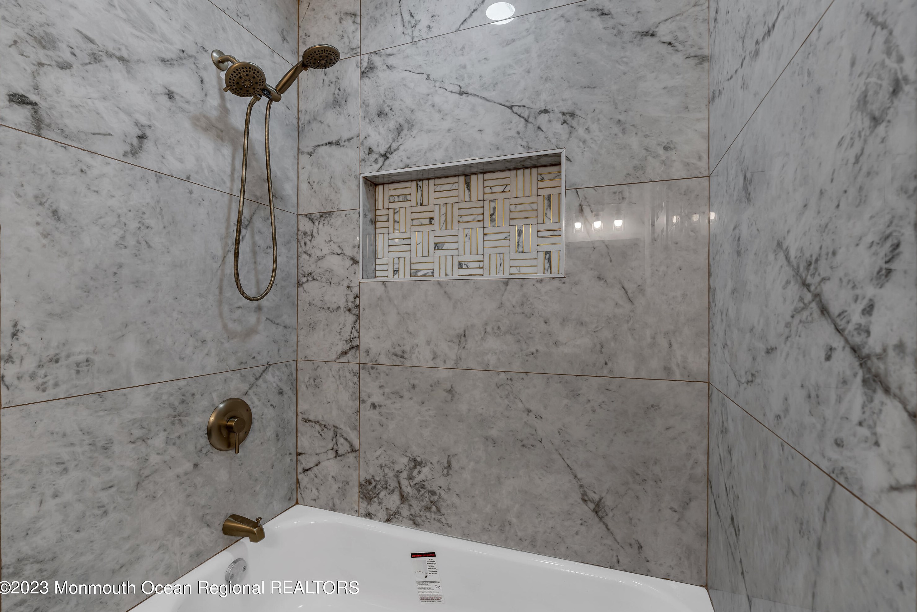 16 Wakan Ct, Toms River NJ  08757-6245 exterior