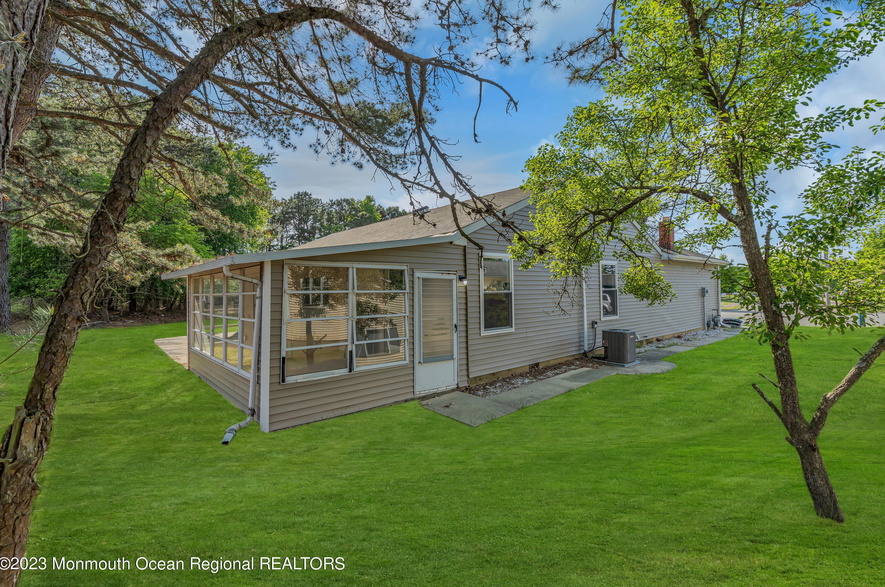 16 Wakan Ct, Toms River NJ  08757-6245 exterior