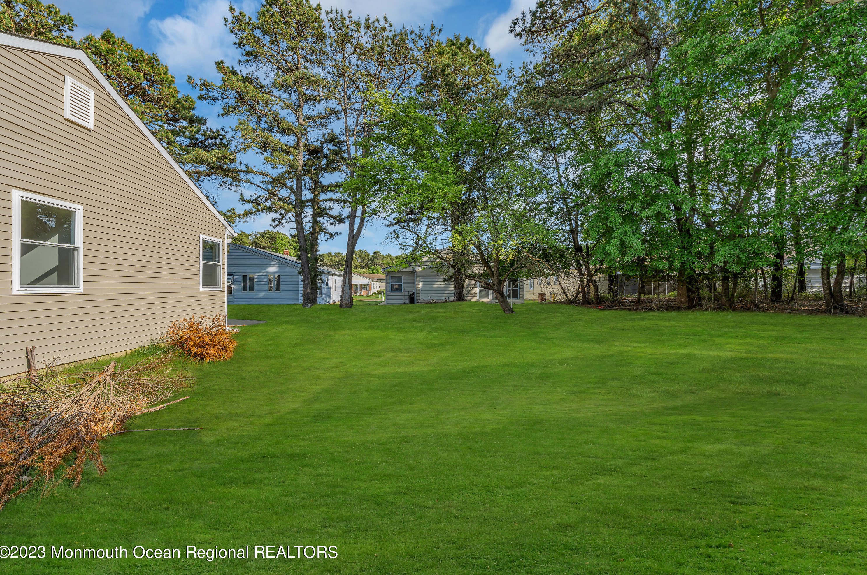 16 Wakan Ct, Toms River NJ  08757-6245 exterior