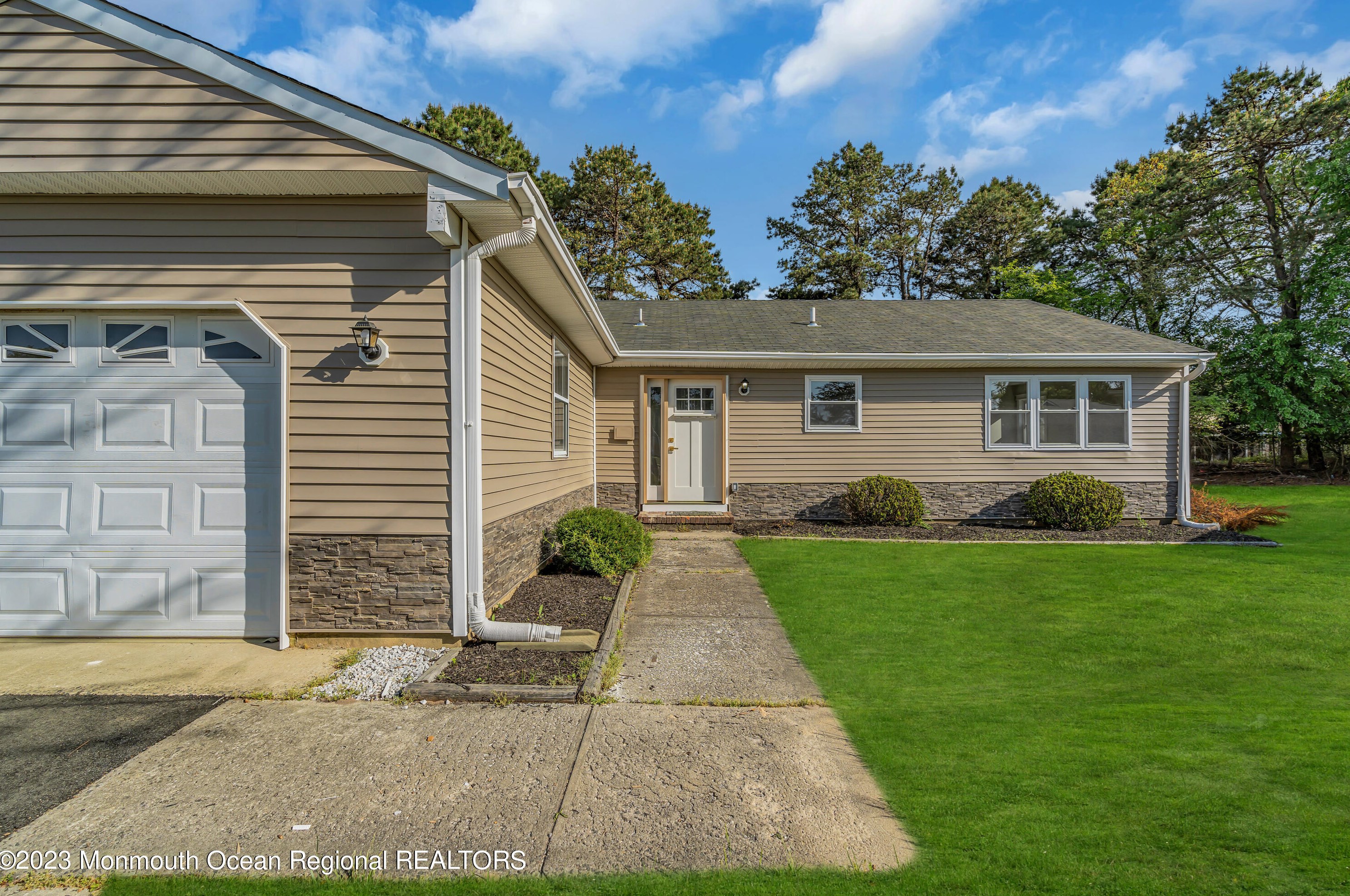 16 Wakan Ct, Toms River NJ  08757-6245 exterior