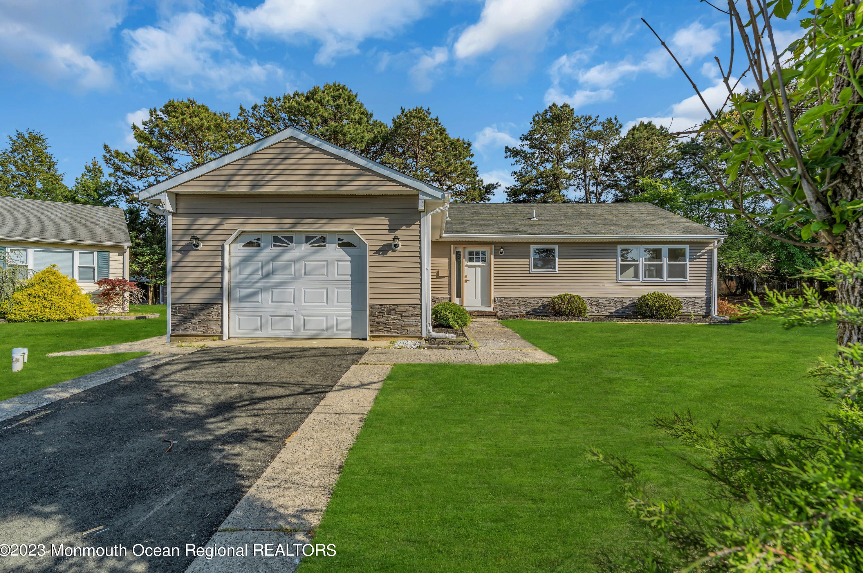 16 Wakan Ct, Toms River NJ  08757-6245 exterior