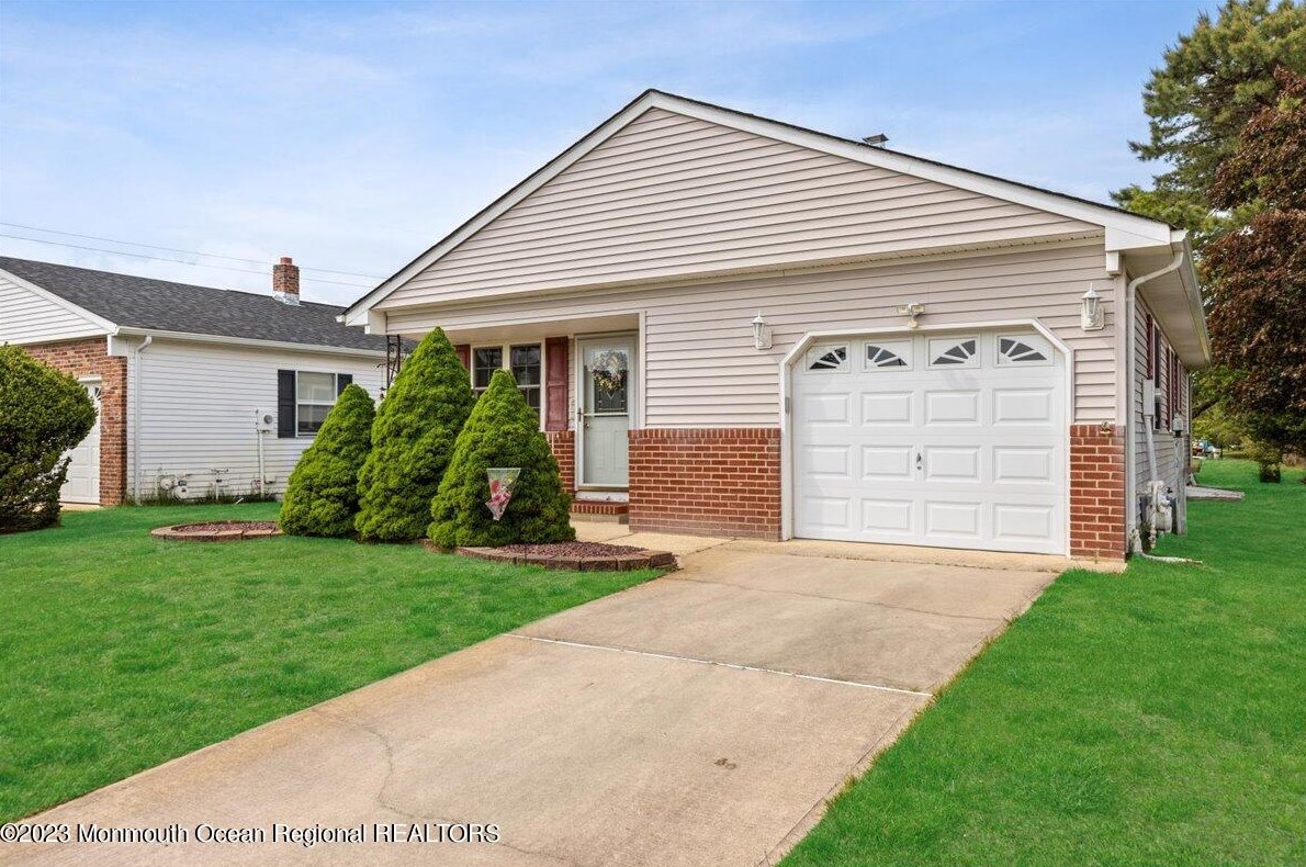 4 Morongo Ct, Toms River, NJ 08757