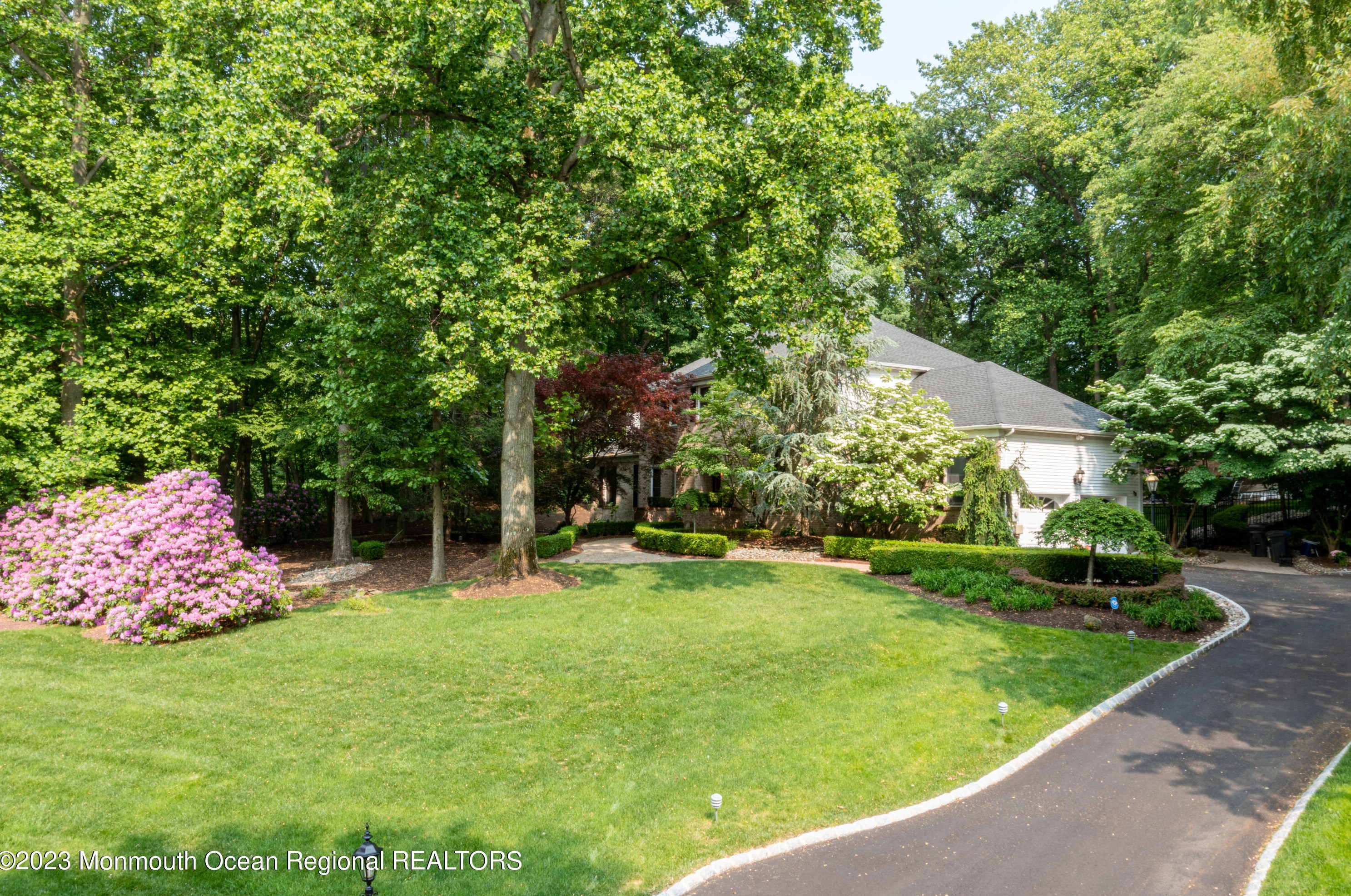 2 Oak Tree Ln, Holmdel Village, NJ 07733