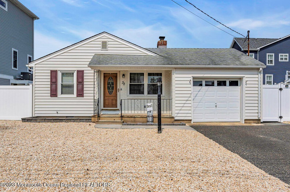 32 Lagoon Dr, Toms River, NJ 08753-2569