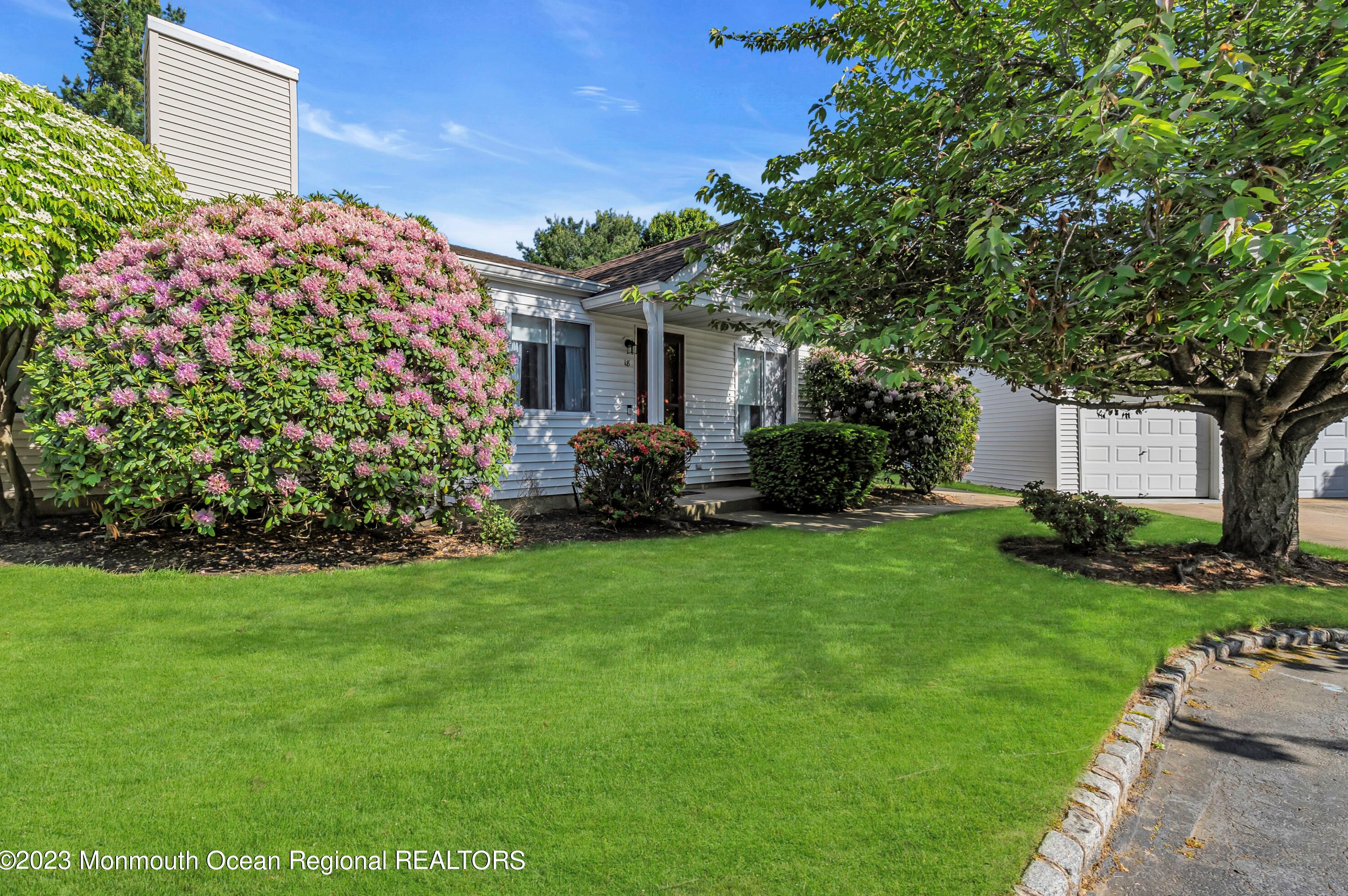 18 Woodmere Ct, East Freehold, NJ 07728