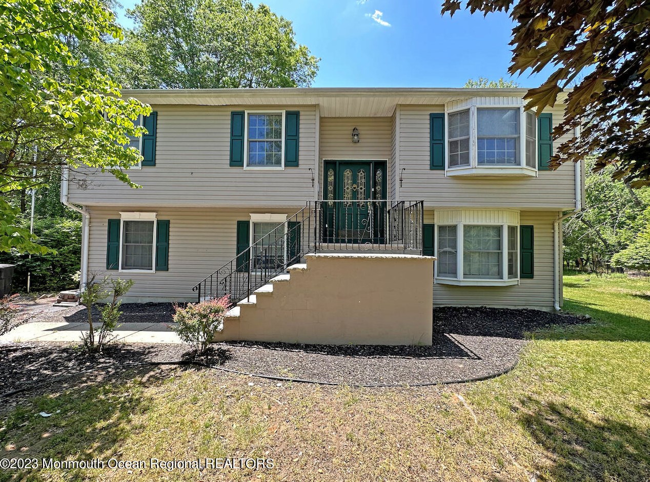 15 Dey St, Millstone Township, NJ 07726-1517