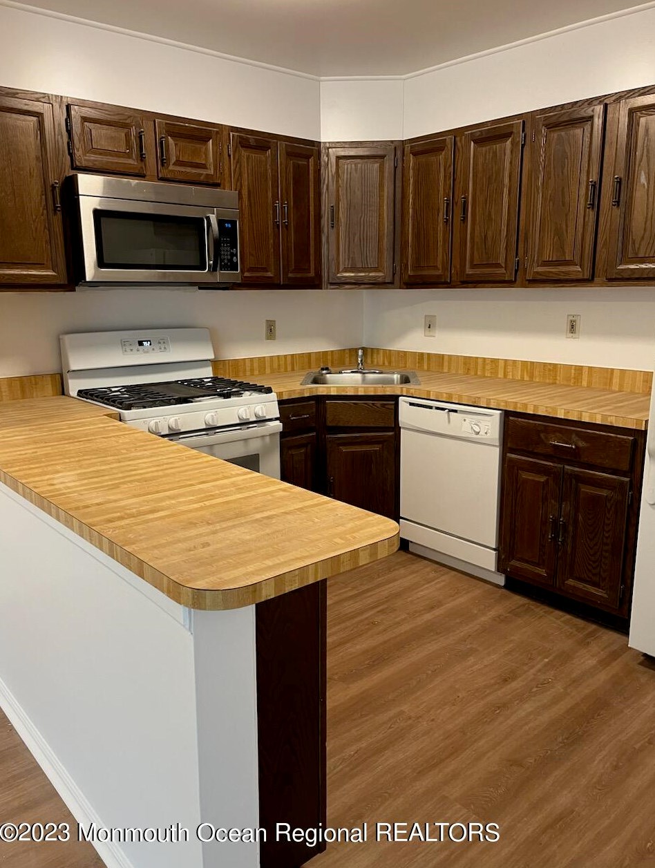 37 Honeysuckle Ln #193, Tinton Falls, NJ 07701