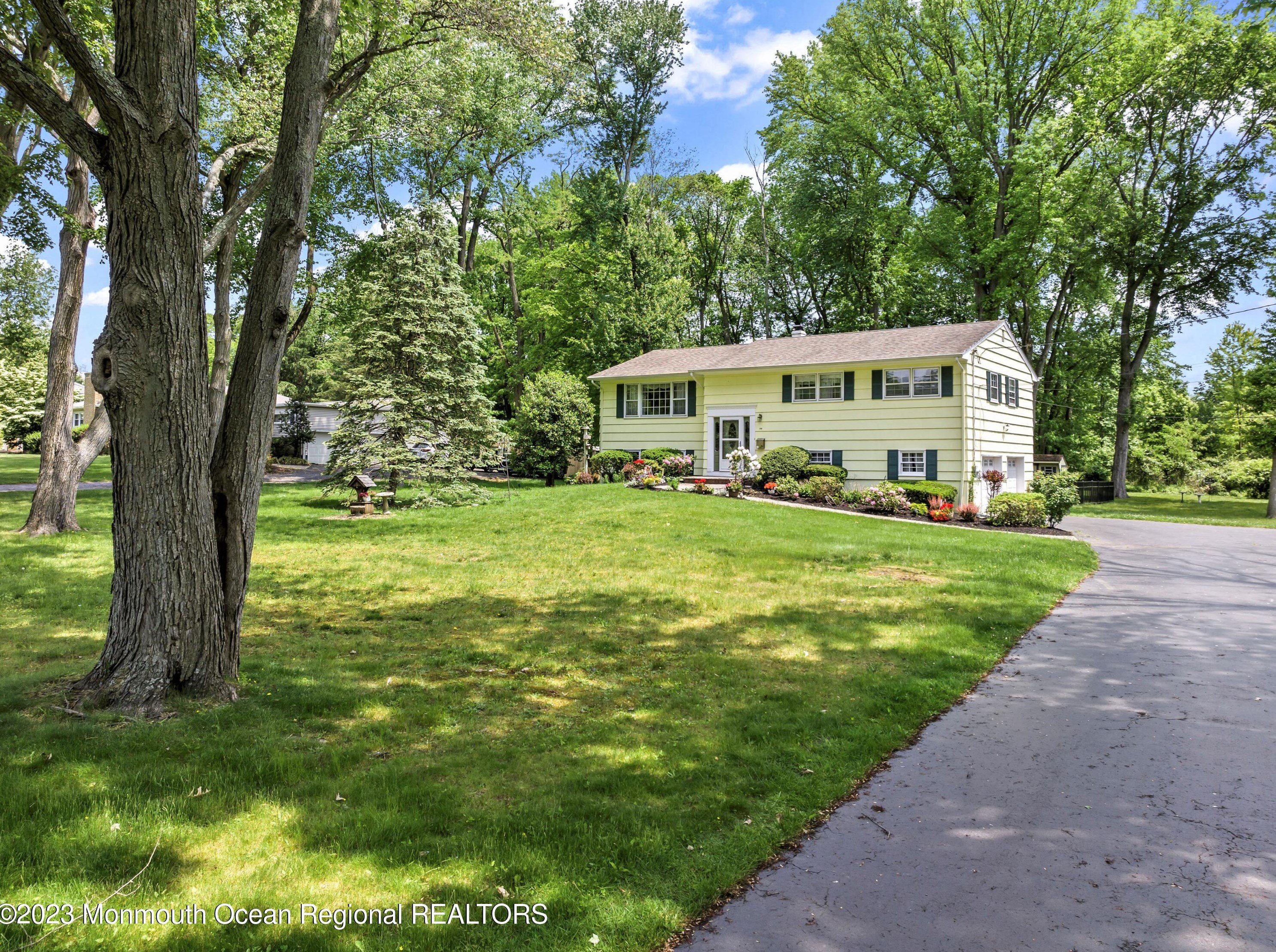 94 Leedsville Dr, Lincroft, NJ 07738