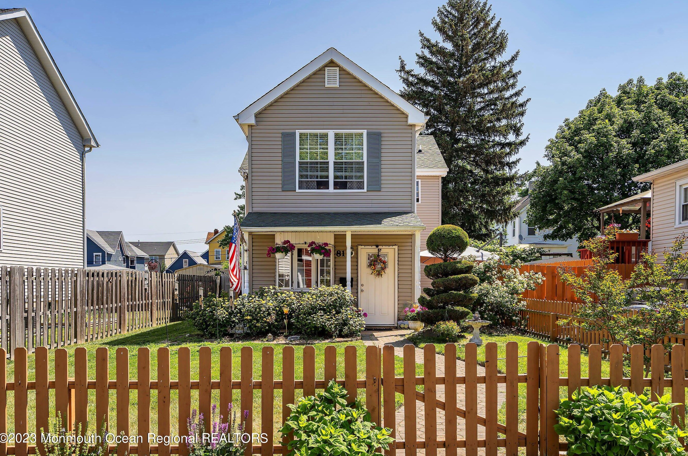 81 Division St, Keyport, NJ 07735-1539