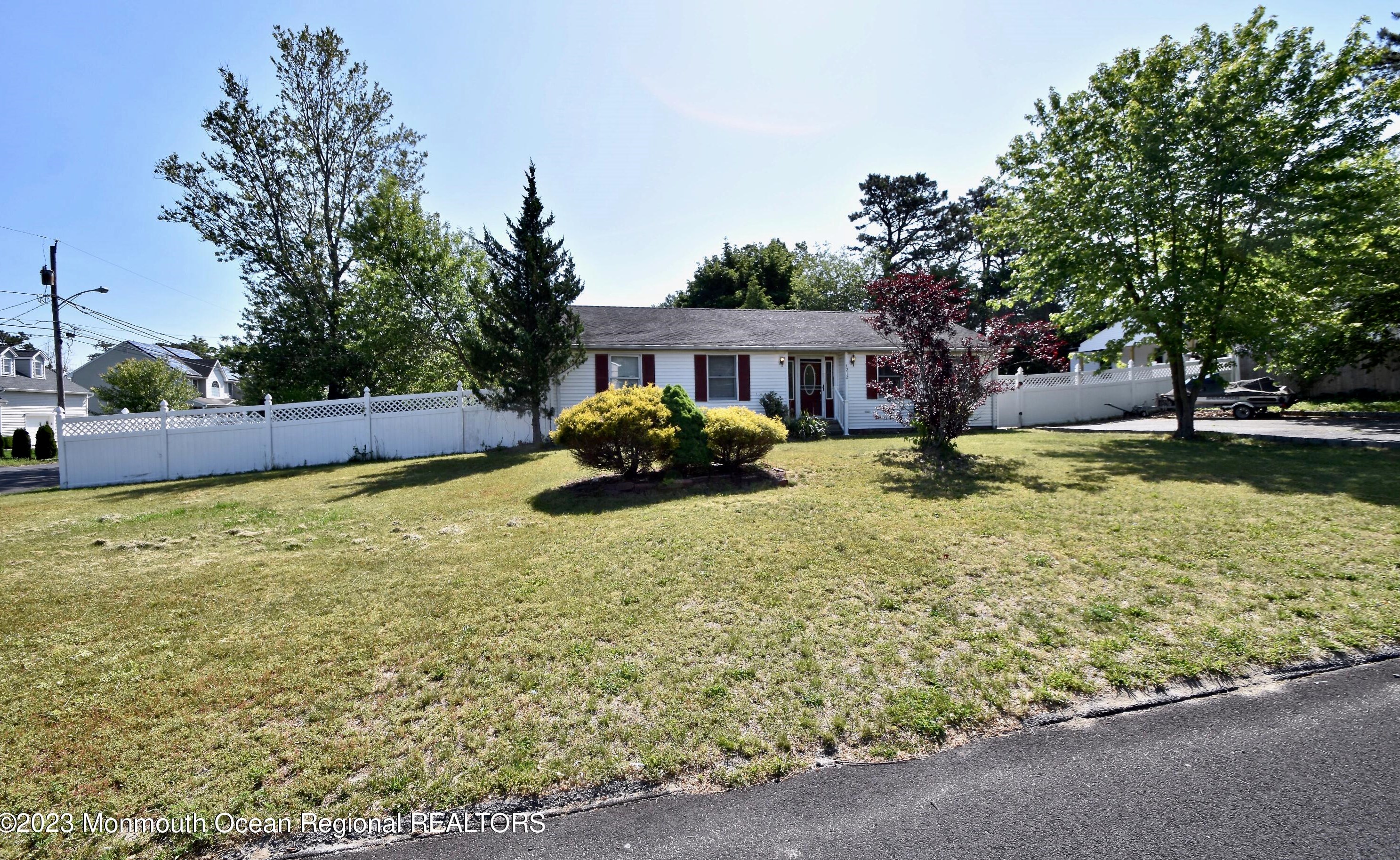 1212 Middlesex St, Toms River, NJ 08757-1816