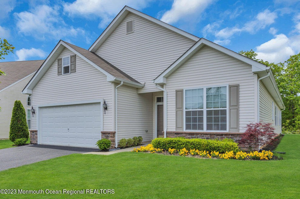 25 Eagle Ridge Cir, Lakewood, NJ 08701