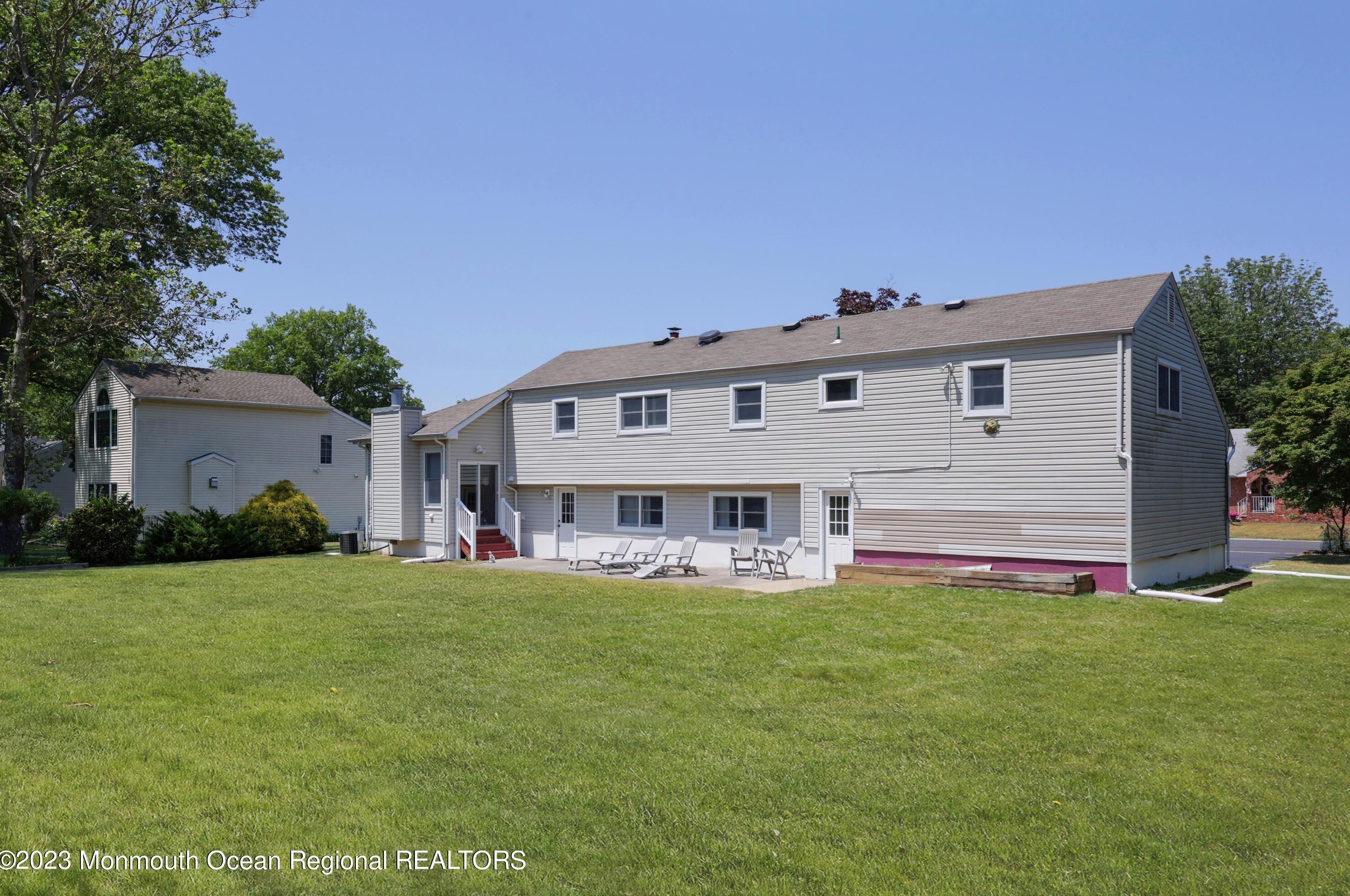 16 Mayfair Rd, Holmdel Village, NJ 07733