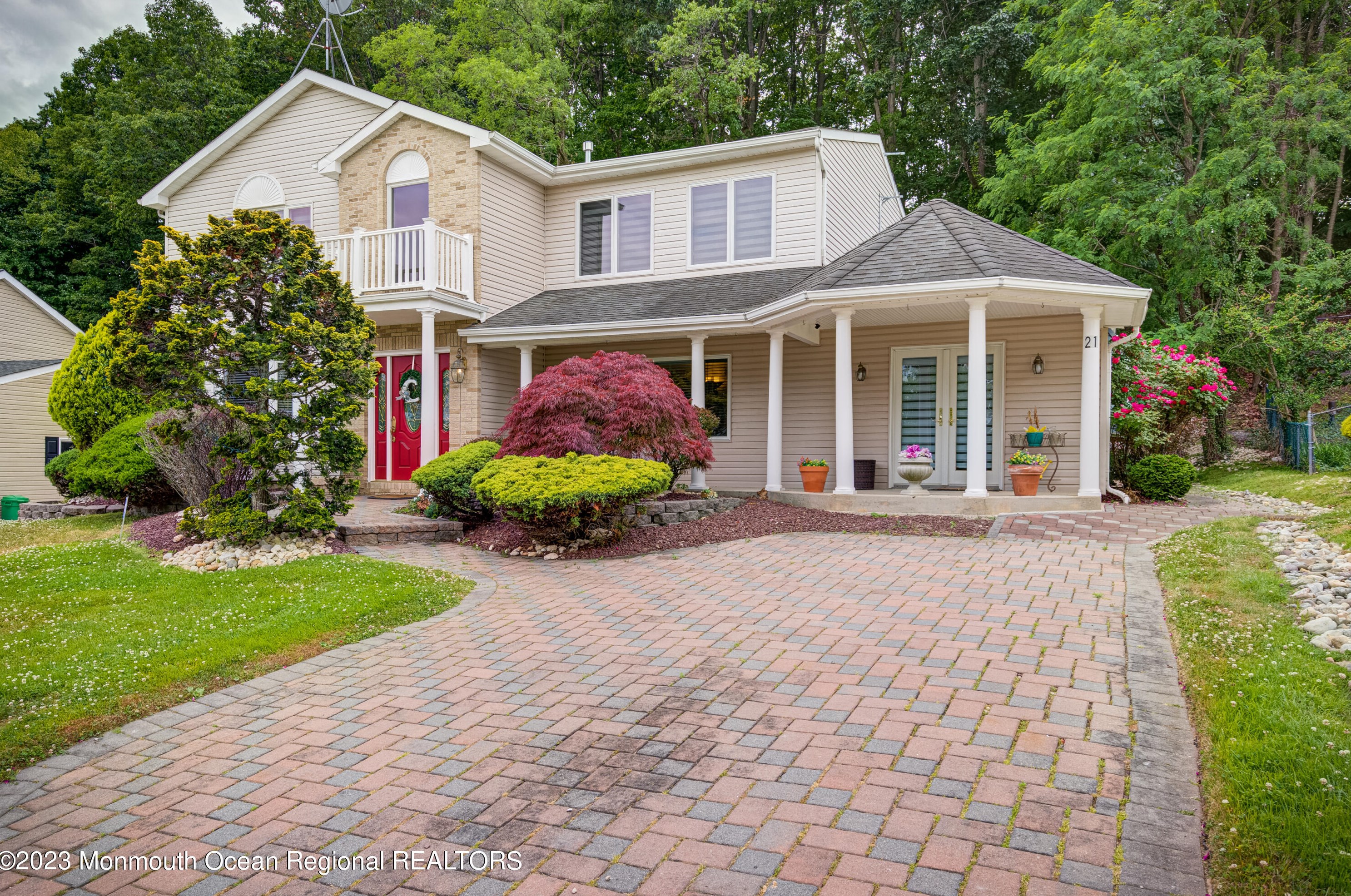 21 Irongate Ln, Matawan, NJ 07747-1721