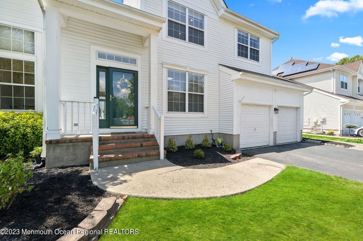 3 Edinburg Cir, Matawan, NJ 07747-6673