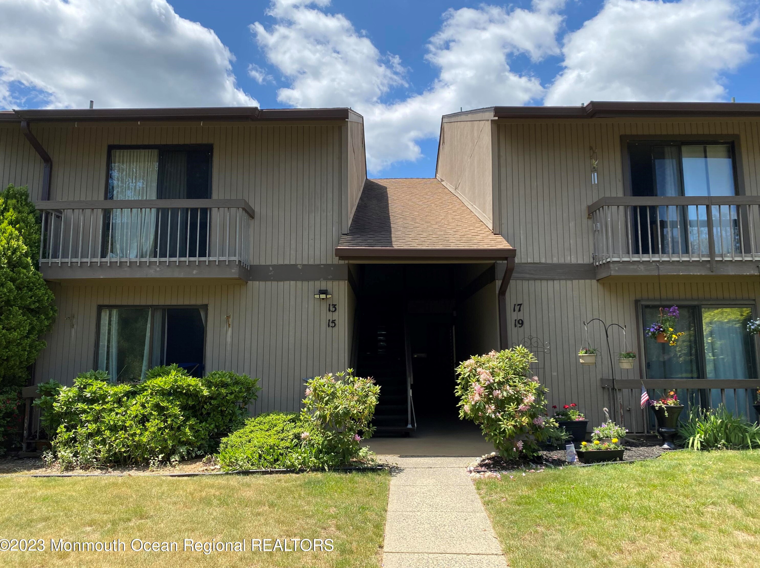 17 Claremont Ct, Tinton Falls, NJ 07701