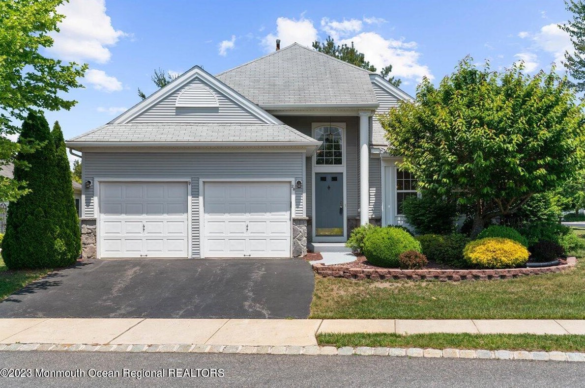 28 Medici Dr, Lakehurst, NJ 08759