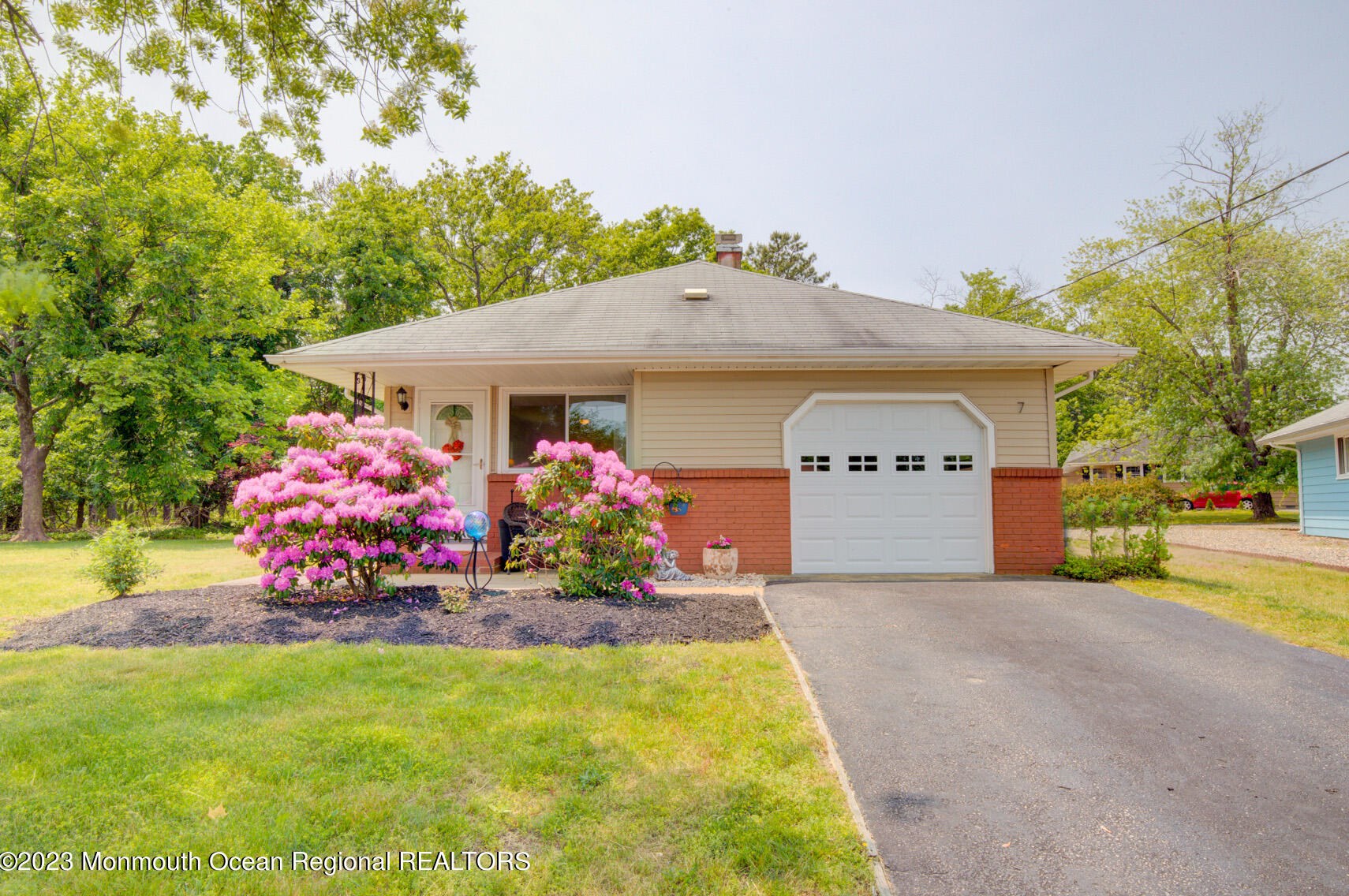 7 Mount Nebo Ln, Toms River, NJ 08753-1562