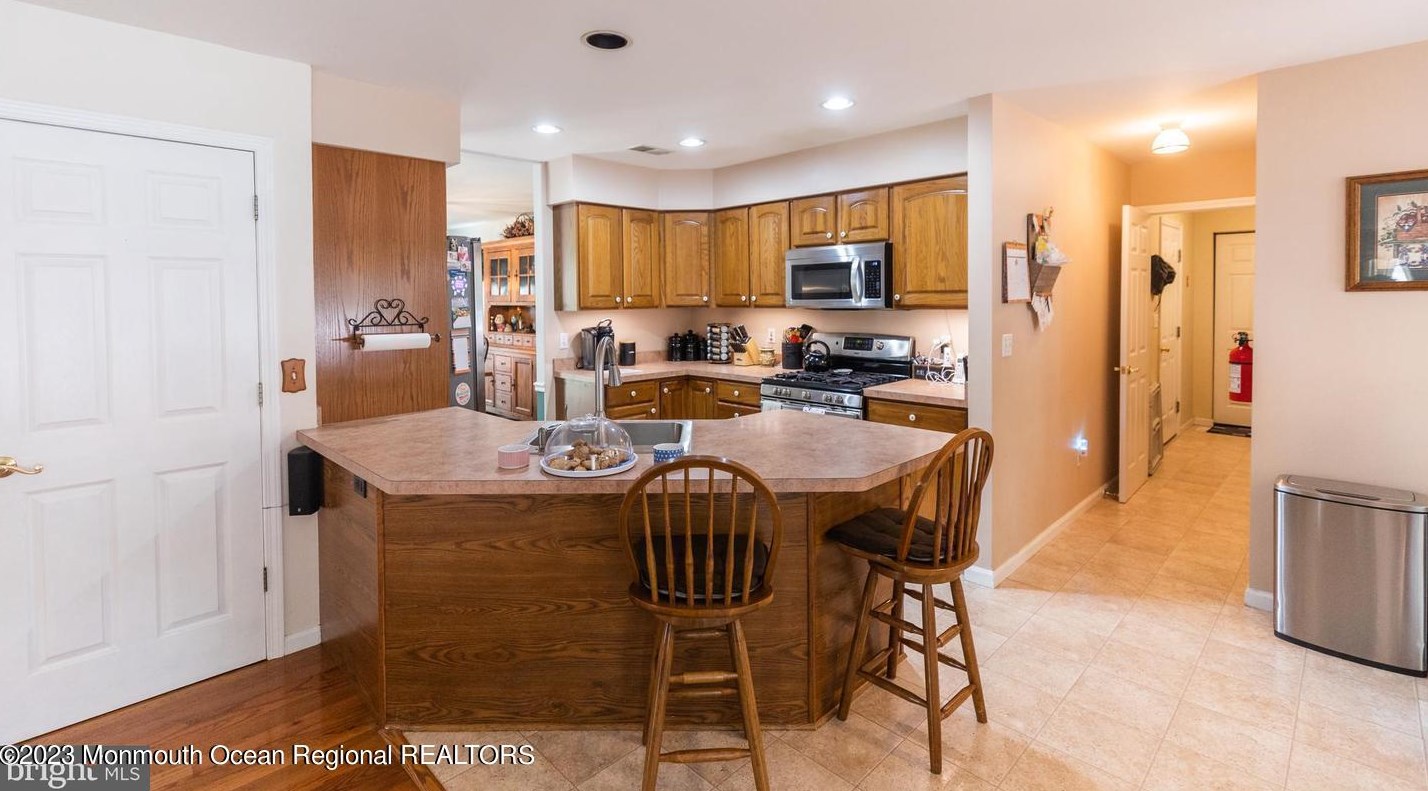 107 Thousand Oak Ln, Cedar Bonnet Island, NJ 08050