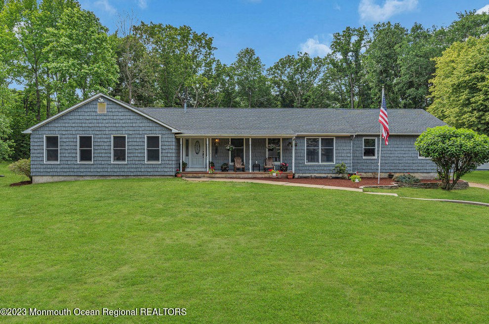 2 Hyacinth Ct, Upper Freehold Township, NJ 08514