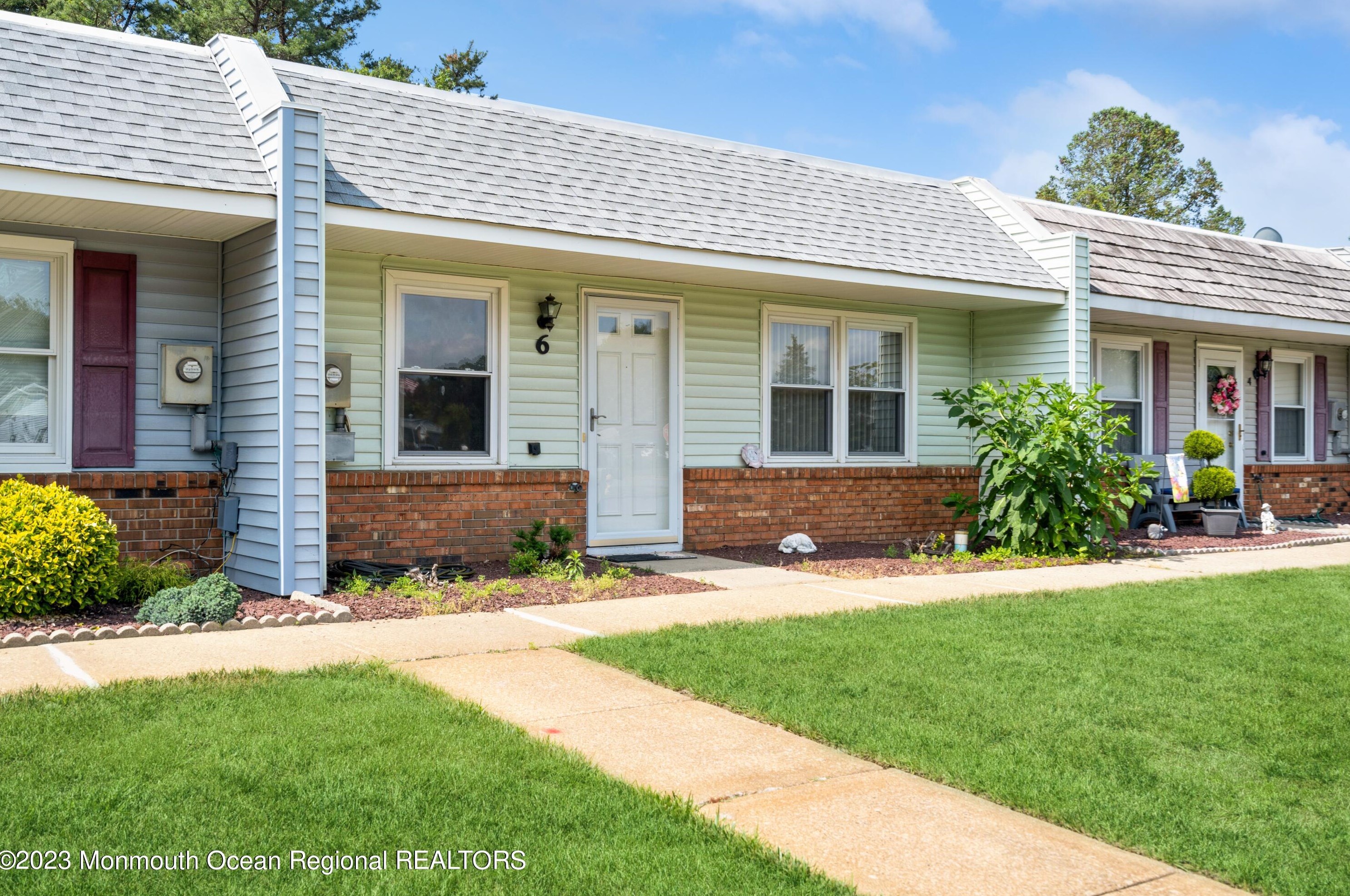 6 Regent Cir, Bricktown, NJ 08723